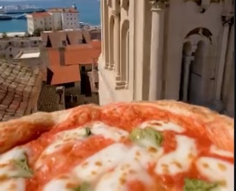 Dron s pizzom