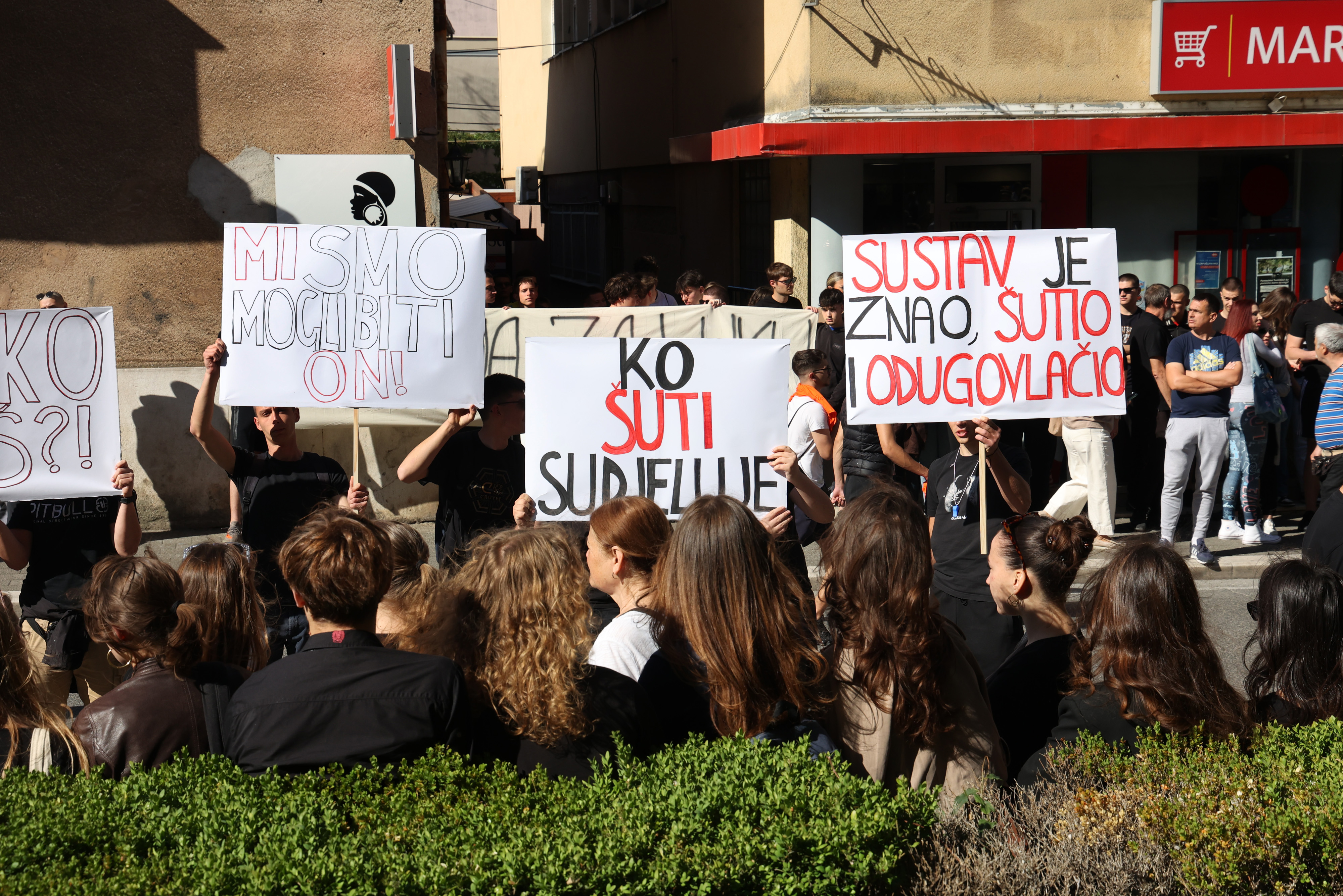 22.05.2026., Sibenik - Sibenski maturanti su odlucili da se na dan norijade pridruze u zajednickom odavanju pocasti tragicno preminulom maturantu i prijatelju iz Drnisa, Luki.