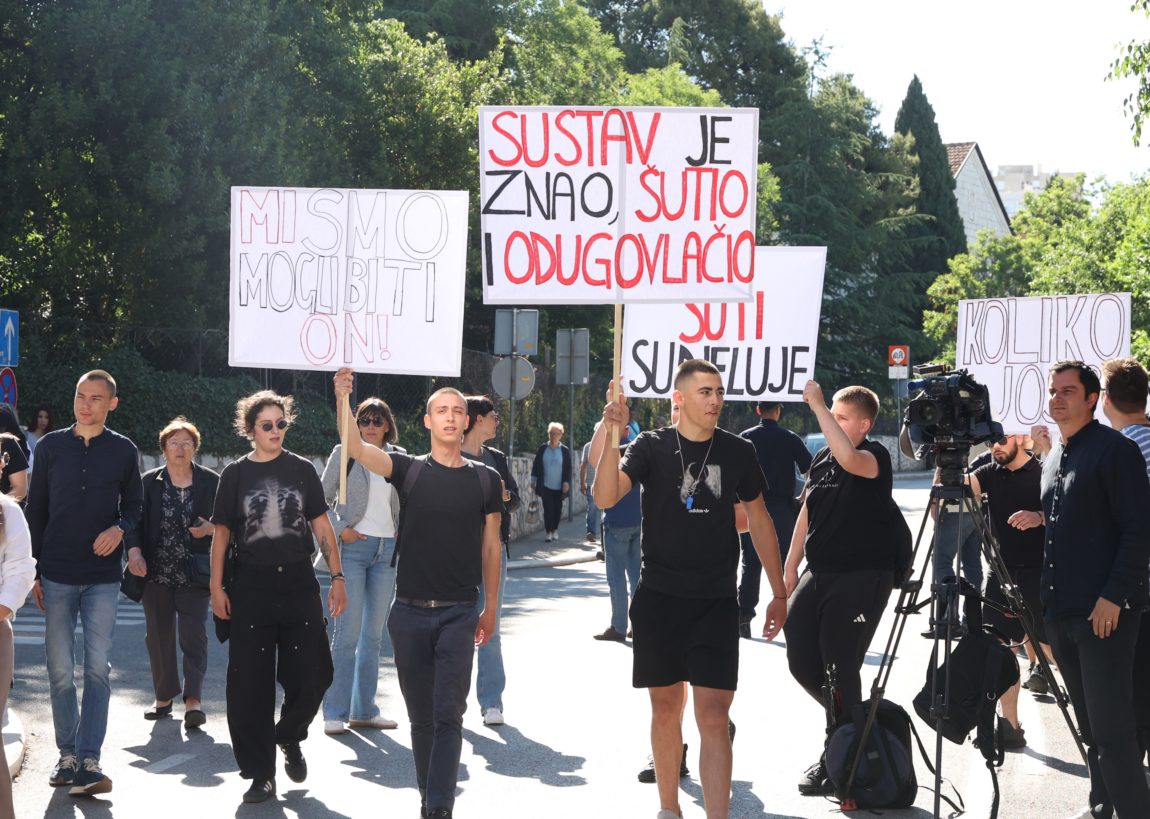 22.05.2026., Sibenik - Sibenski maturanti su odlucili da se na dan norijade pridruze u zajednickom odavanju pocasti tragicno preminulom maturantu i prijatelju iz Drnisa, Luki.