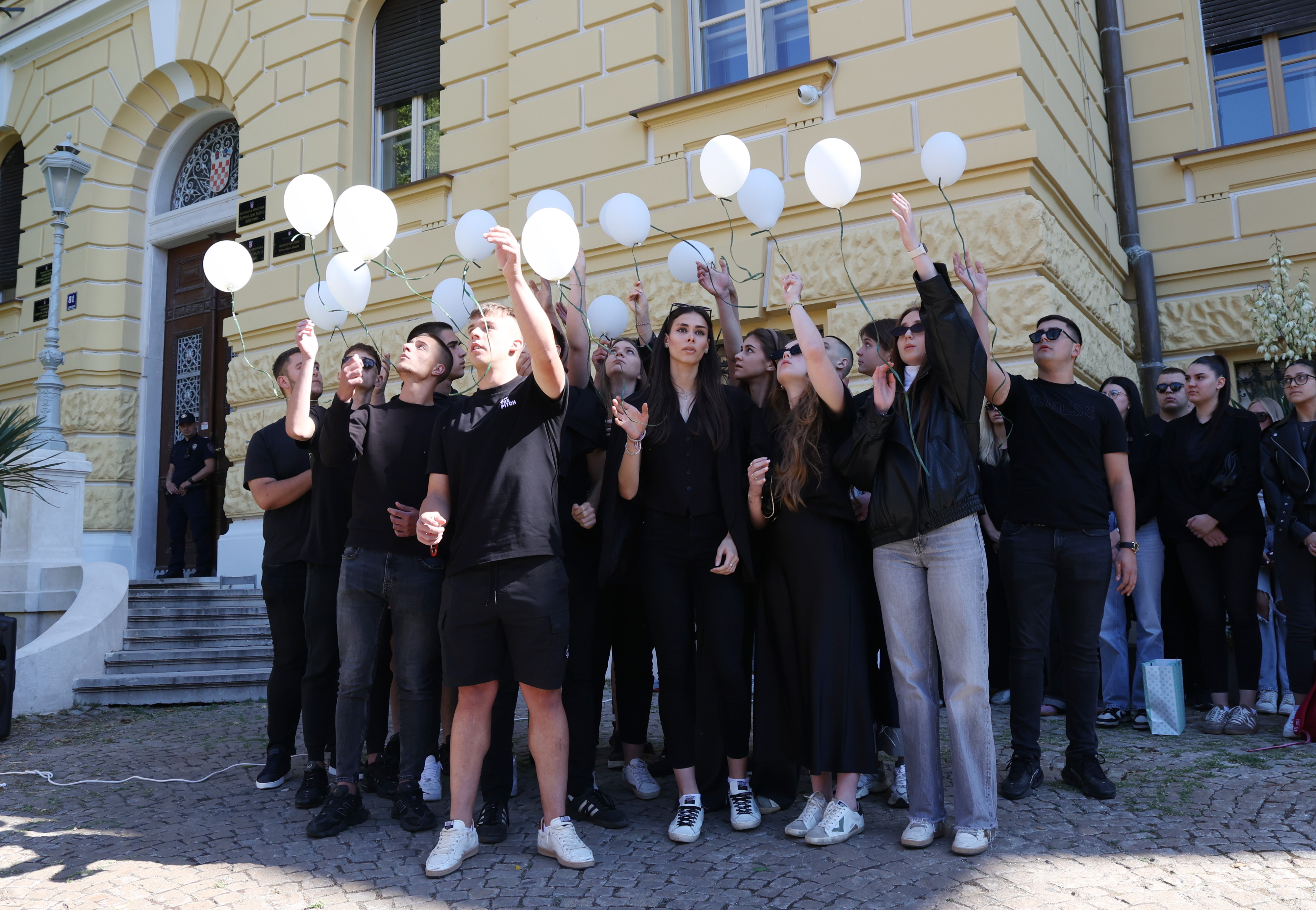 22.05.2026., Sibenik - Sibenski maturanti su odlucili da se na dan norijade pridruze u zajednickom odavanju pocasti tragicno preminulom maturantu i prijatelju iz Drnisa, Luki.
