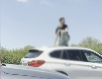 muškarac na krovu automobila