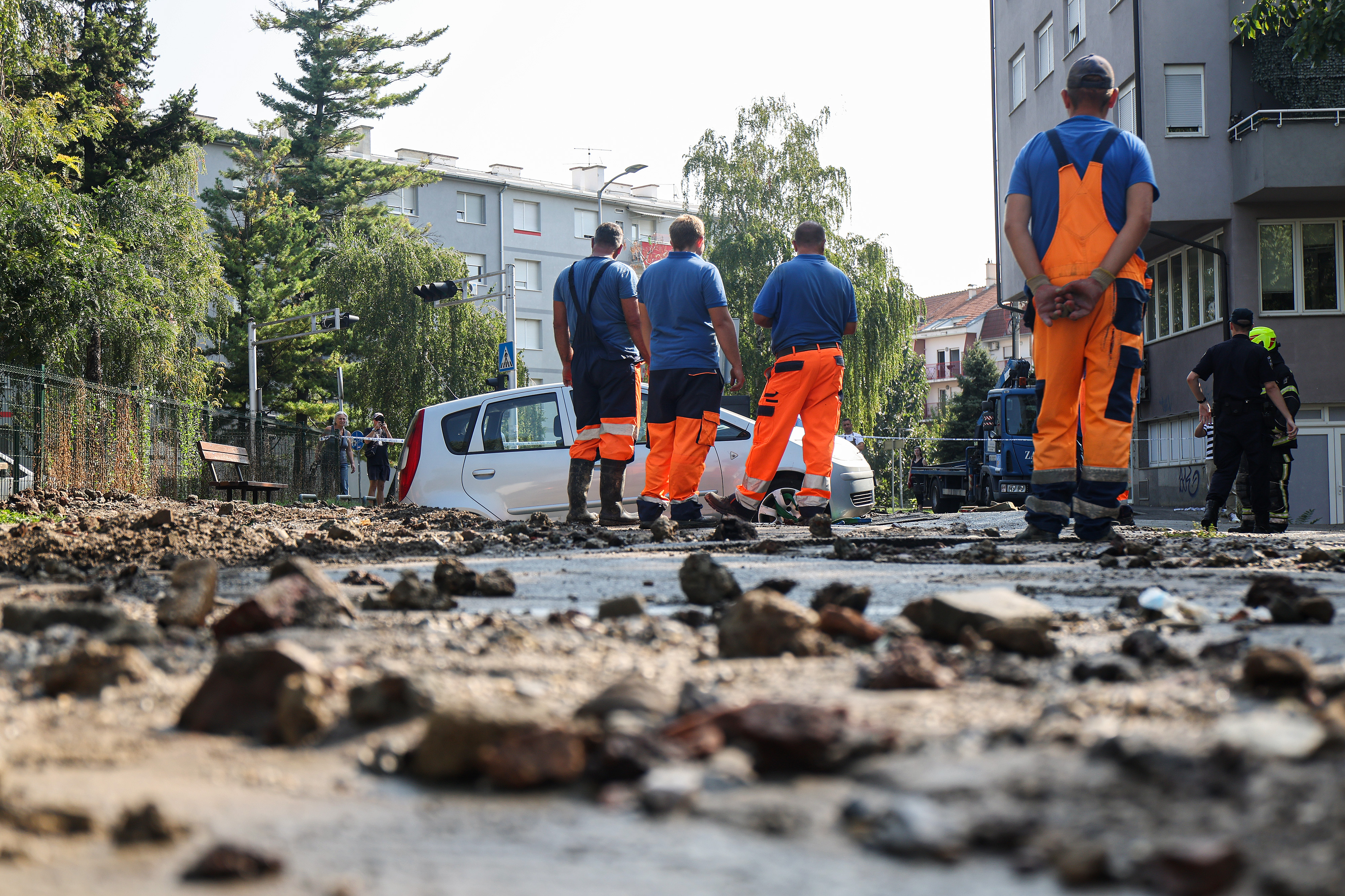 03.09.2024., Zagreb - U Kostelskoj ulici puknula je vodovodna cijev te su automobilili poplavljeni. Photo: Luka stanzl/PIXSELL
