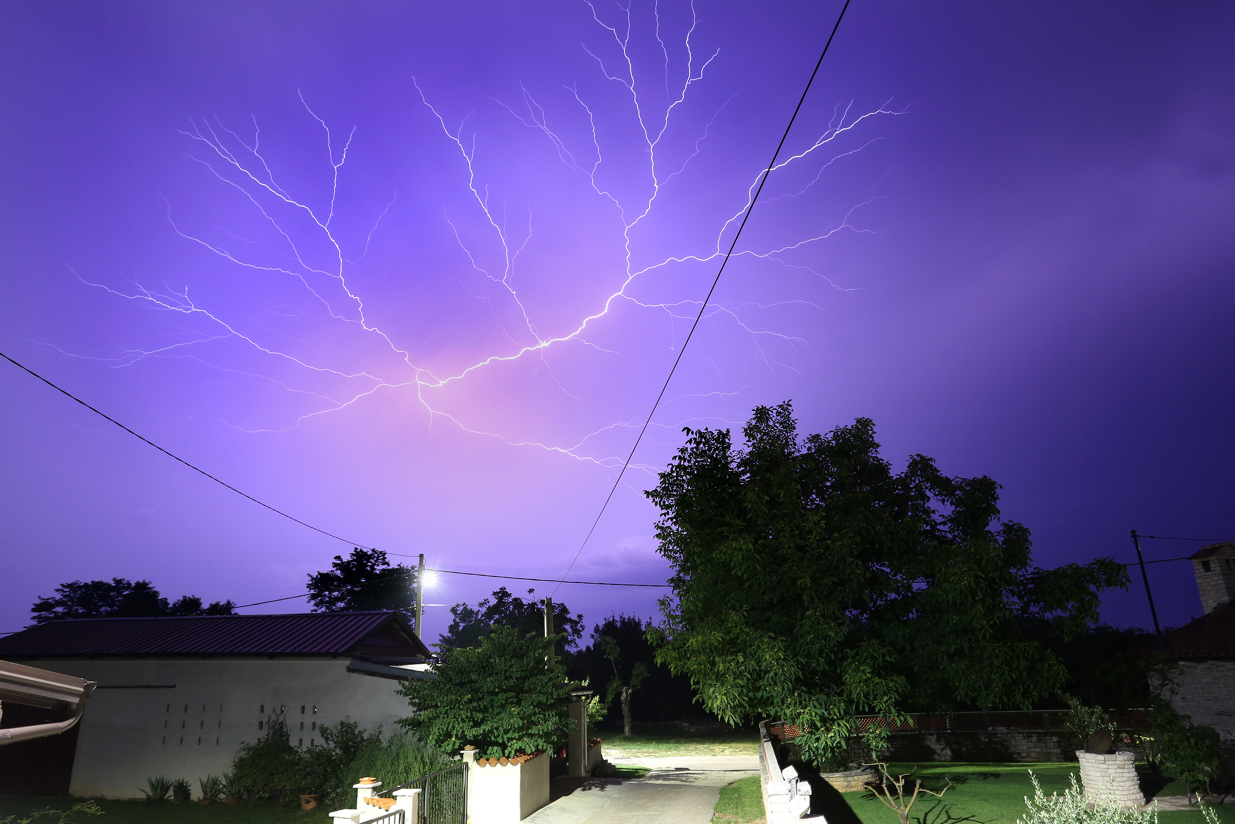 Munja parale nebo iznad Istre 22.07.2018., Festini - U noci sa subote na nedjelju, istru je pogodilo jako grmljavinsko nevrijeme.rPhoto: Borna Filic/PIXSELL