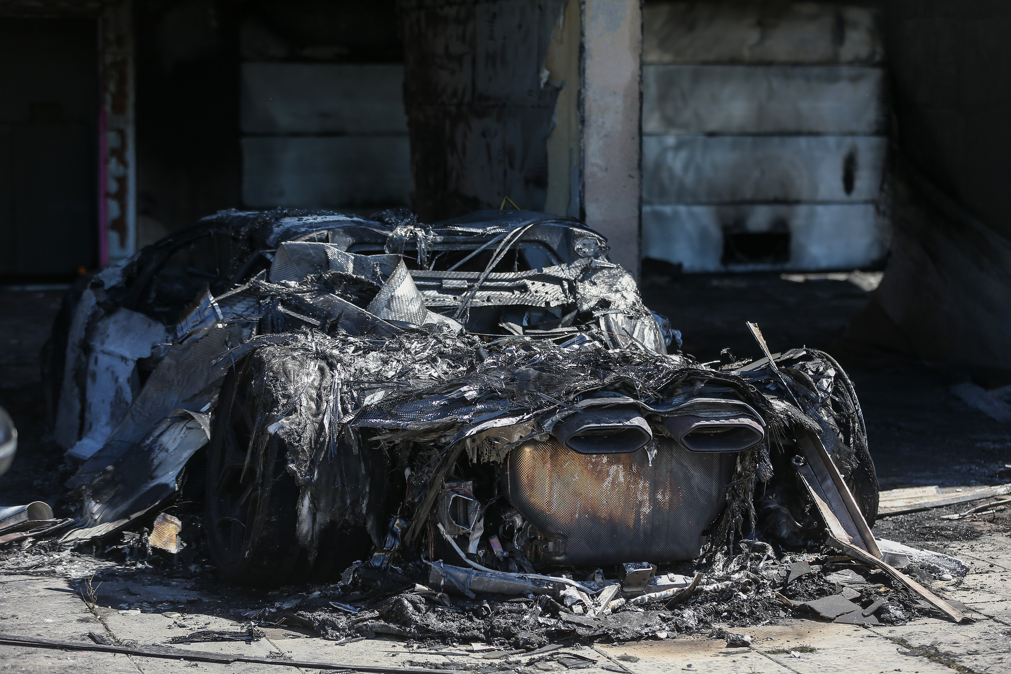 29.05.2026., Velika Gorica - Tijekom noci doslo je do pozara ispred astambene zgrade gdje su u potpunosti izgorjela dva skupocijena Lamborghinija te je velikim dijelom ostecena i stambena zgrada  Photo: Zeljko Lukunic/PIXSELL
