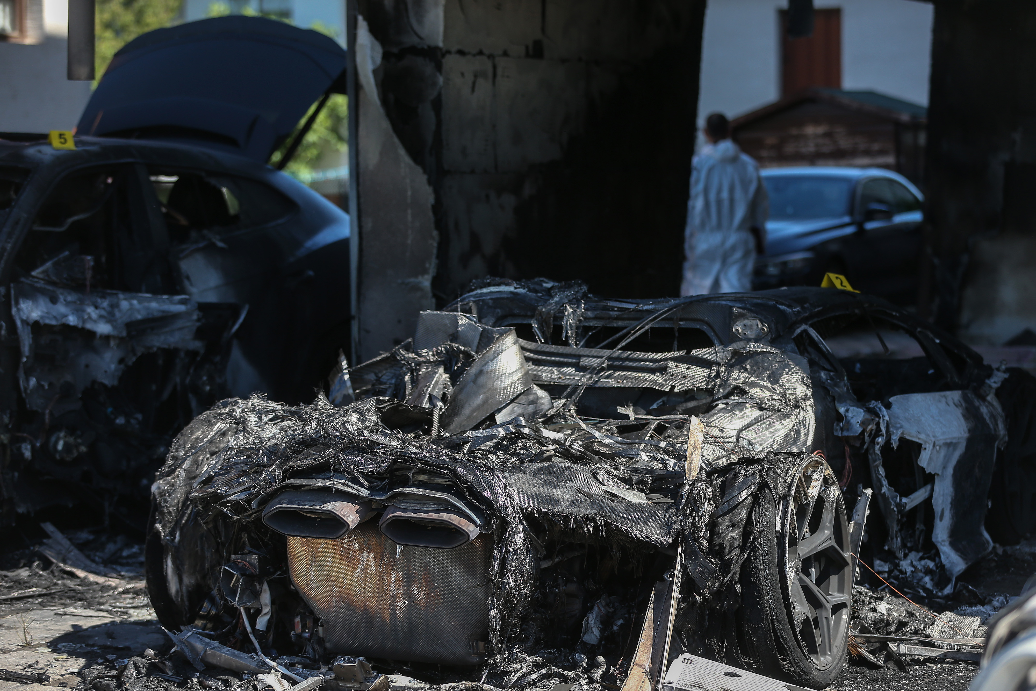 29.05.2026., Velika Gorica - Tijekom noci doslo je do pozara ispred astambene zgrade gdje su u potpunosti izgorjela dva skupocijena Lamborghinija te je velikim dijelom ostecena i stambena zgrada  Photo: Zeljko Lukunic/PIXSELL
