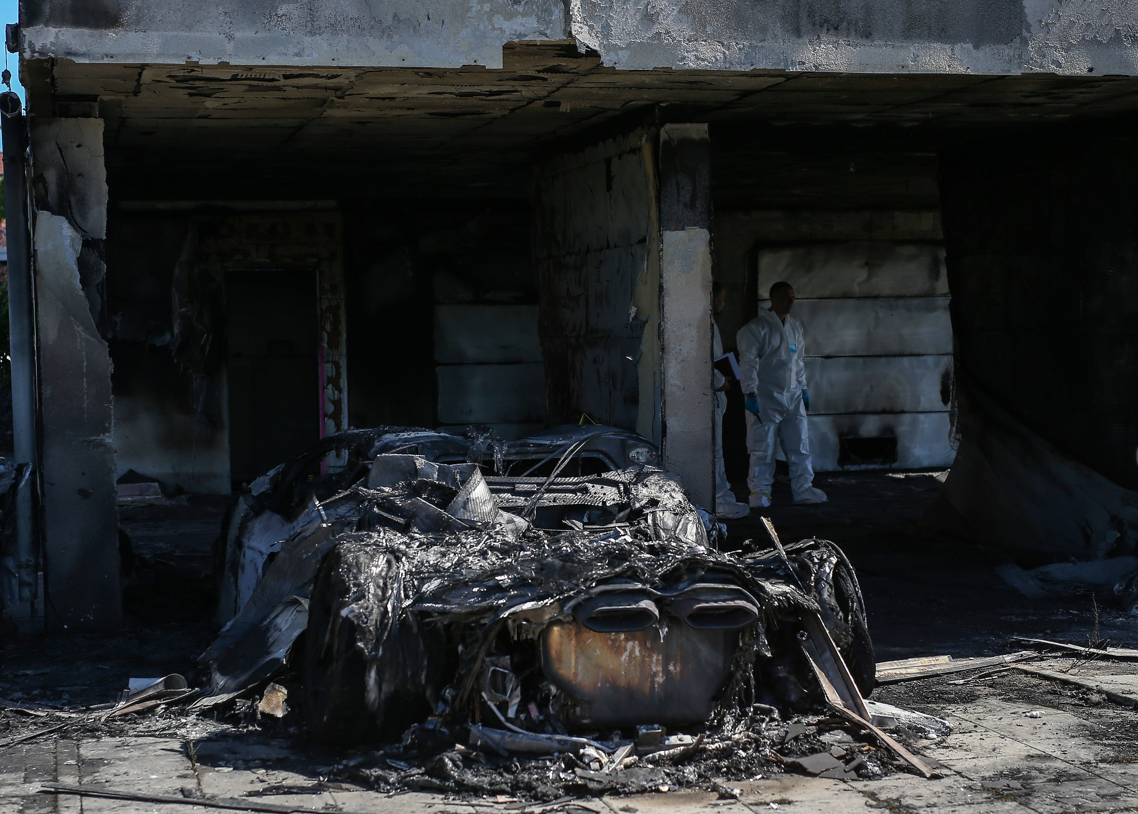 29.05.2026., Velika Gorica - Tijekom noci doslo je do pozara ispred astambene zgrade gdje su u potpunosti izgorjela dva skupocijena Lamborghinija te je velikim dijelom ostecena i stambena zgrada  Photo: Zeljko Lukunic/PIXSELL