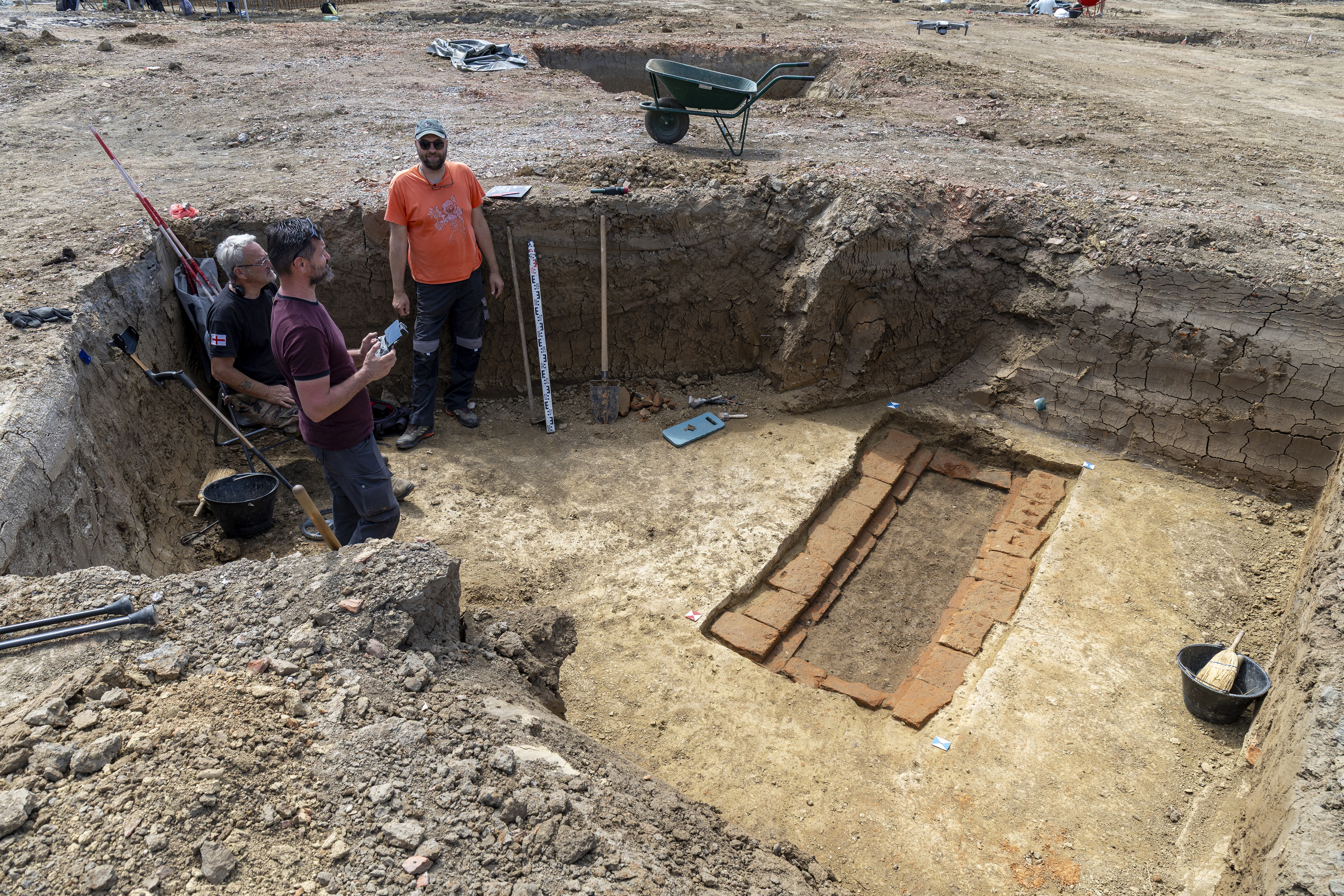 05.05.2026., Vinkovci - Arheolozi muzeja Vinkovci pronasli su zidanu rimsku grobnicu iz cetvrtog stoljeca. S gornjeg dijela grobnice uklonjena je opeka te je otkriven ljudski kostur. Photo: Davor Javorovic/PIXSELL