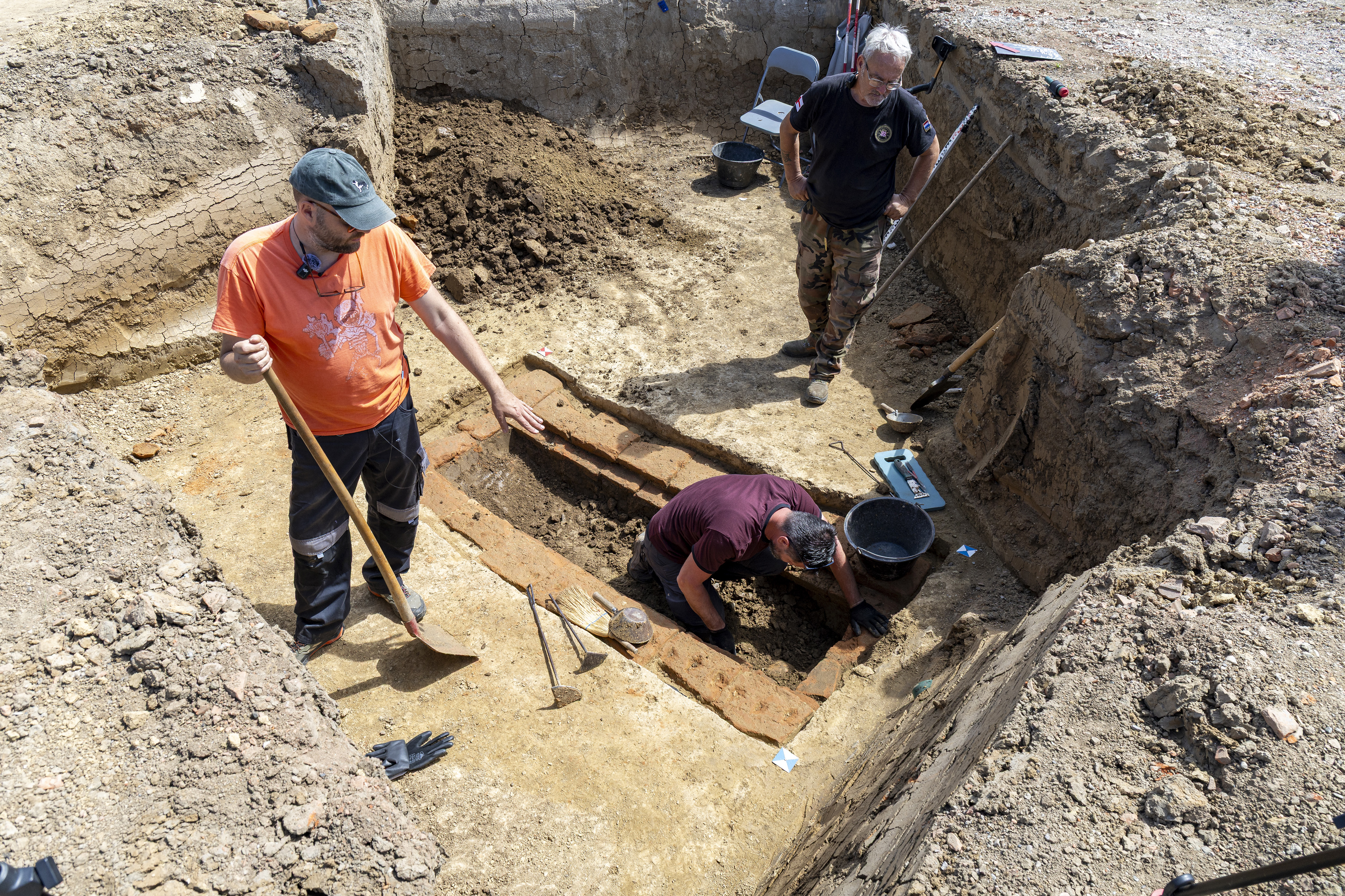05.05.2026., Vinkovci - Arheolozi muzeja Vinkovci pronasli su zidanu rimsku grobnicu iz cetvrtog stoljeca. S gornjeg dijela grobnice uklonjena je opeka te je otkriven ljudski kostur. Photo: Davor Javorovic/PIXSELL