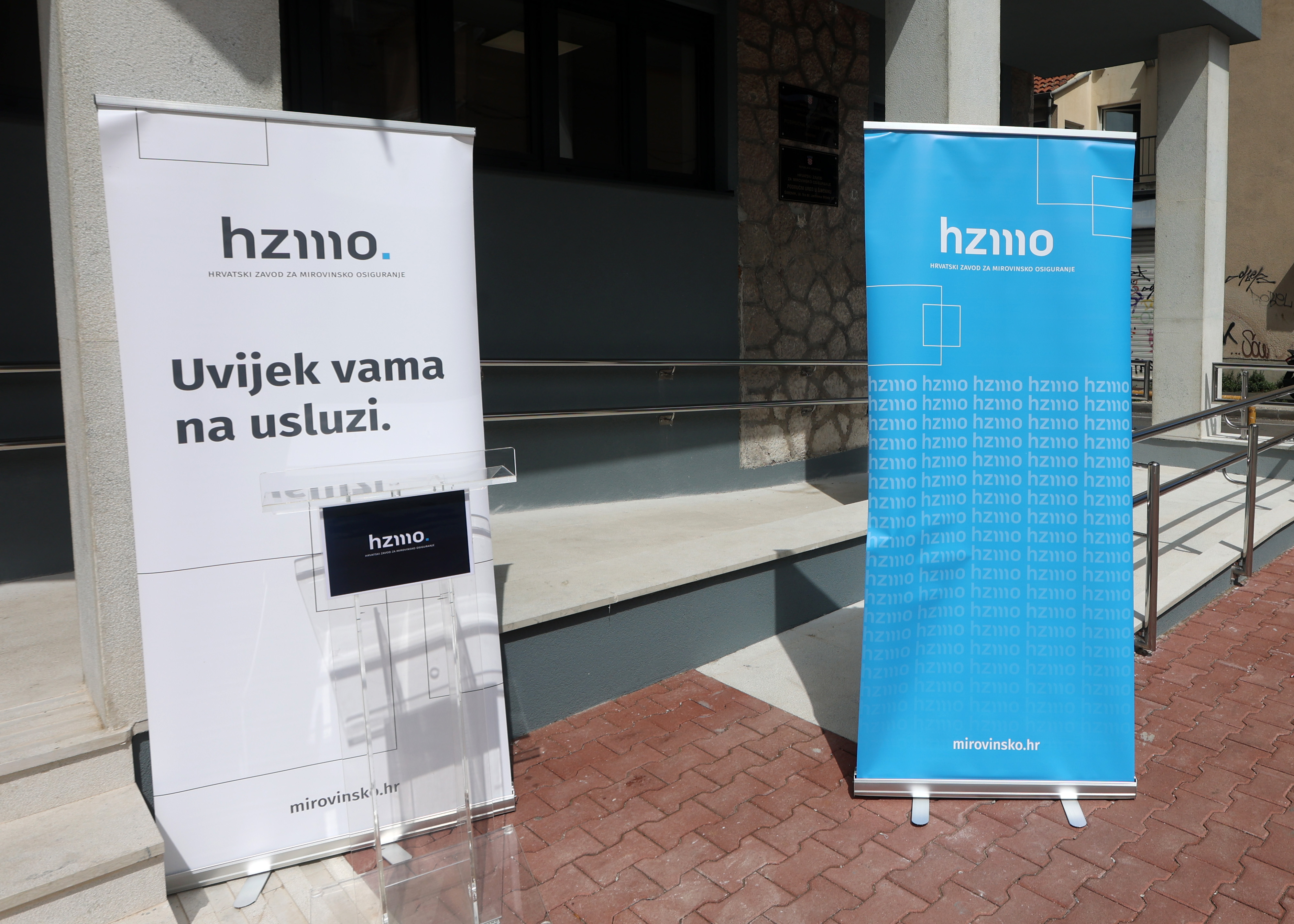 Ispred podrucnog ureda HZMO-a i HZZO-a u Sibeniku,izjave za medije dali su  ravnatelj Hrvatskog zavoda za mirovinsko osiguranje g. Ivan Serdar