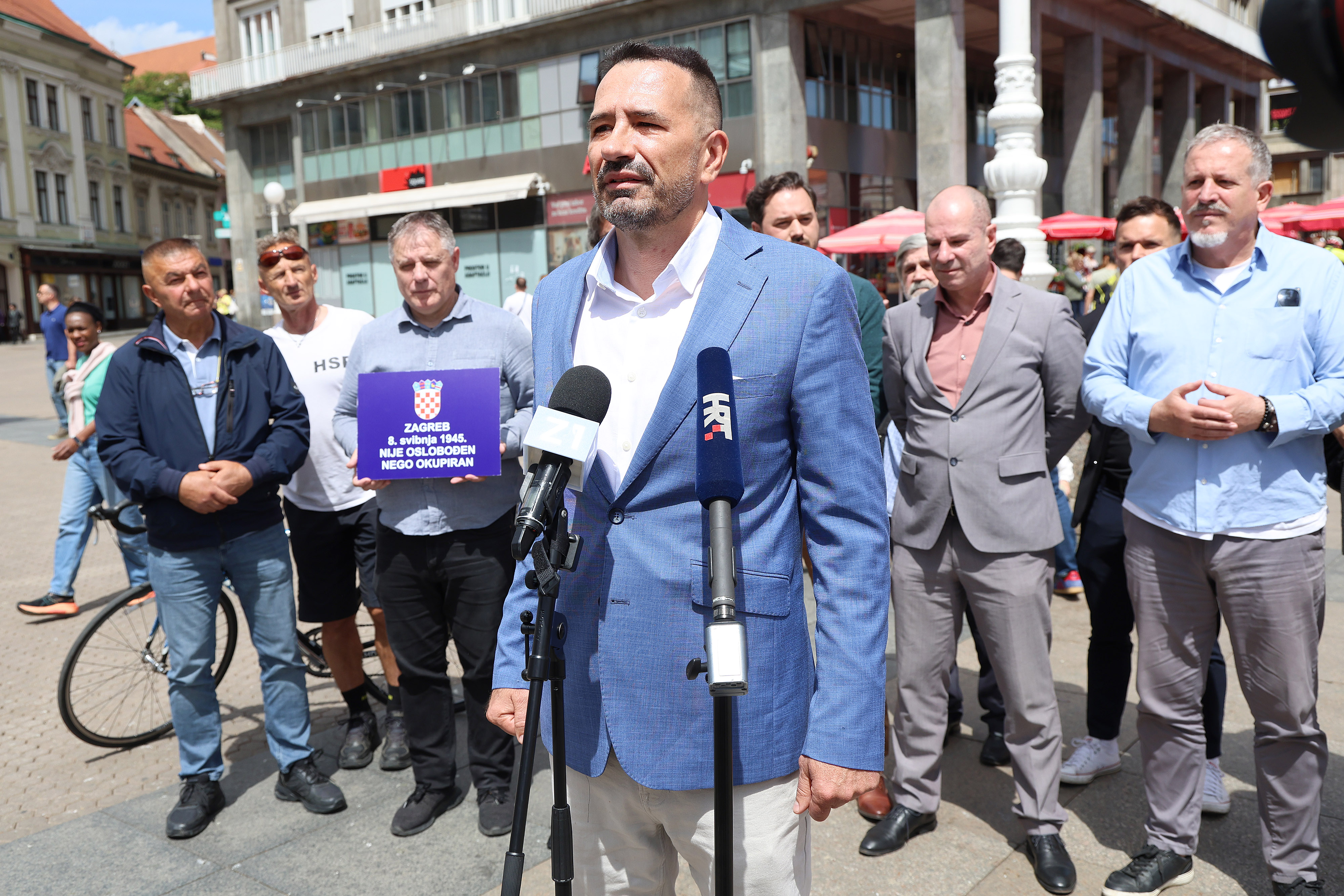 Na konferenciji za medije odrzanoj na Trgu bana Jelacica saborski zastupnik i potpredsjednik stranke Dom i nacionalno okupljanje Igor Peternel, zajedno s predstavnicima stranakan