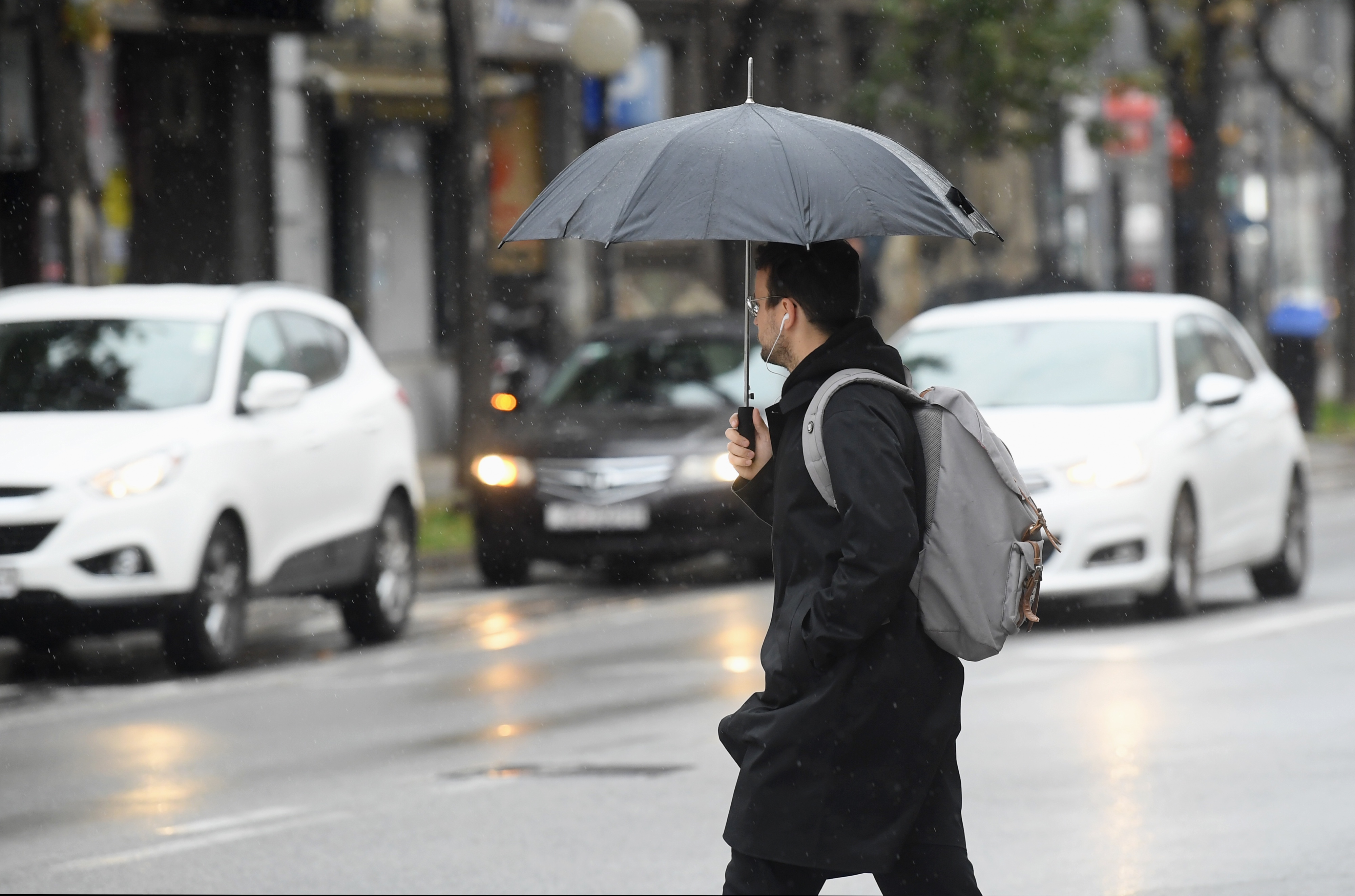 29.10.2019., Zagreb - Nagli pad temperature u gradu i kisno vrijeme ljude natjeralo da izvade jakne i kisobrane. Photo: Marko Lukunic/PIXSELL