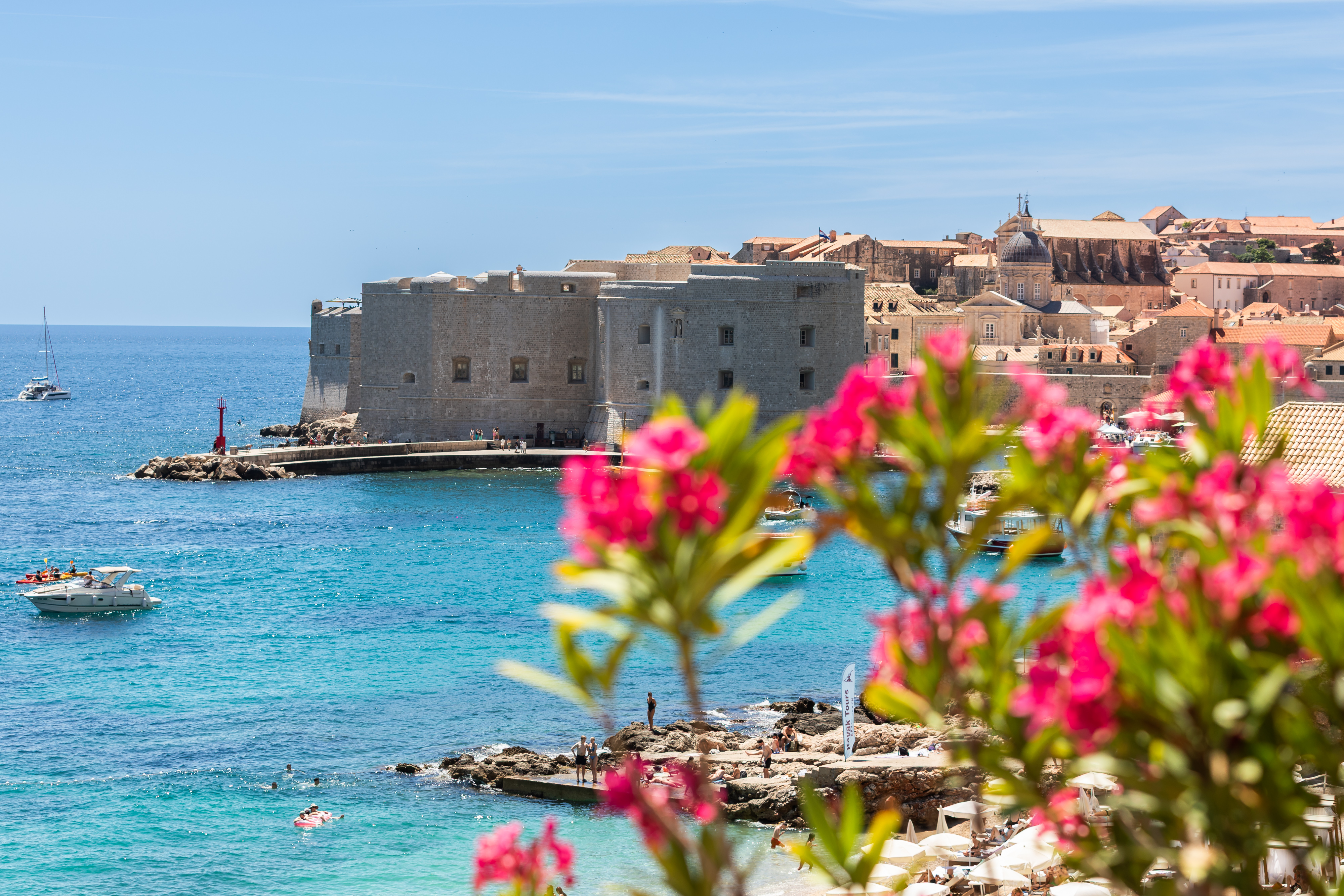 05.06.2026., Dubrovnik - Gradski kadrovi. Turisticke guzve unutar povijesne jezgre i pune gradske plaze. Photo: Grgo Jelavic/PIXSELL
