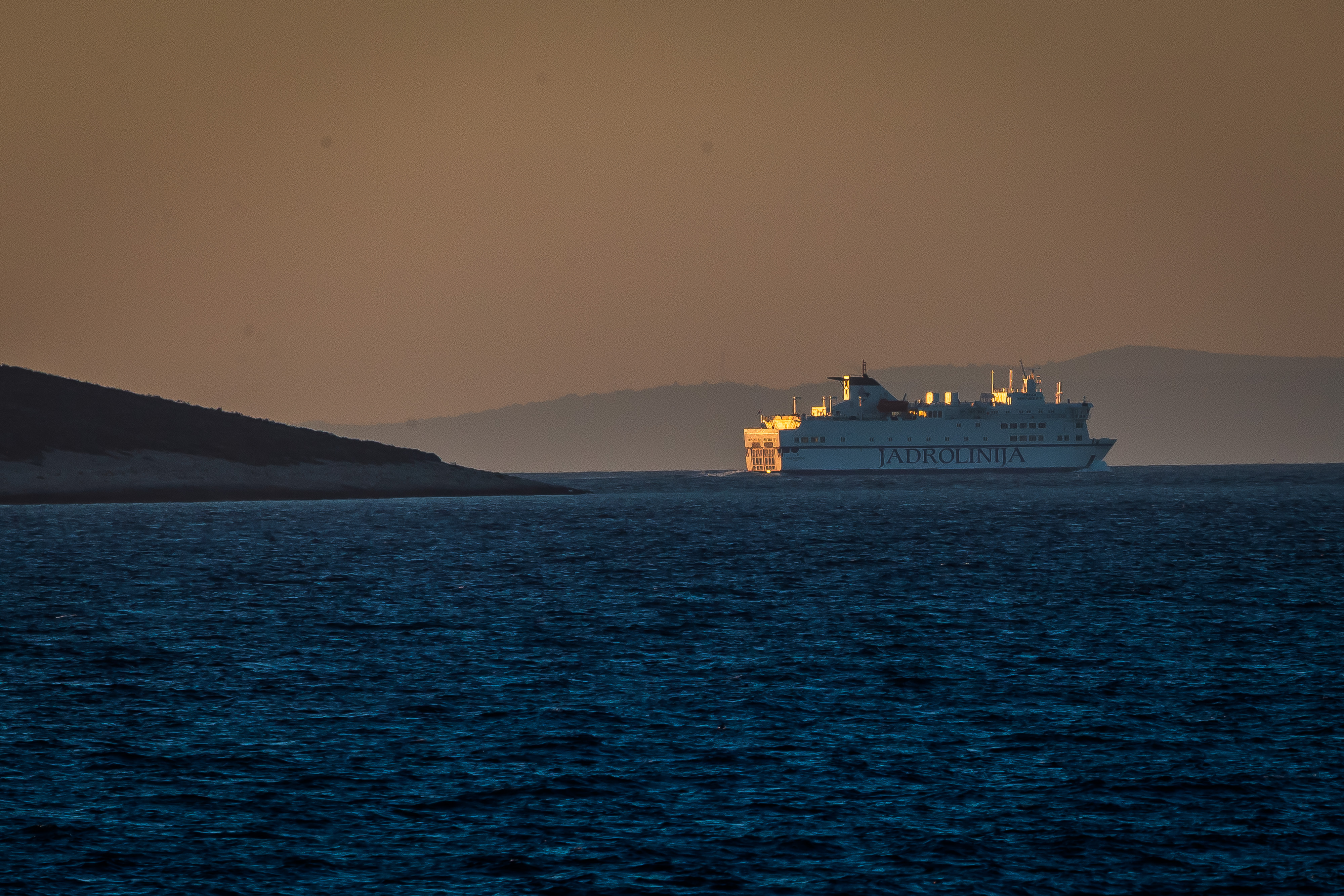 19.09.2025., Vela Luka - Zalaz sunca promatran sa Trajekta Oliver. Photo: Zvonimir Barisin/PIXSELL