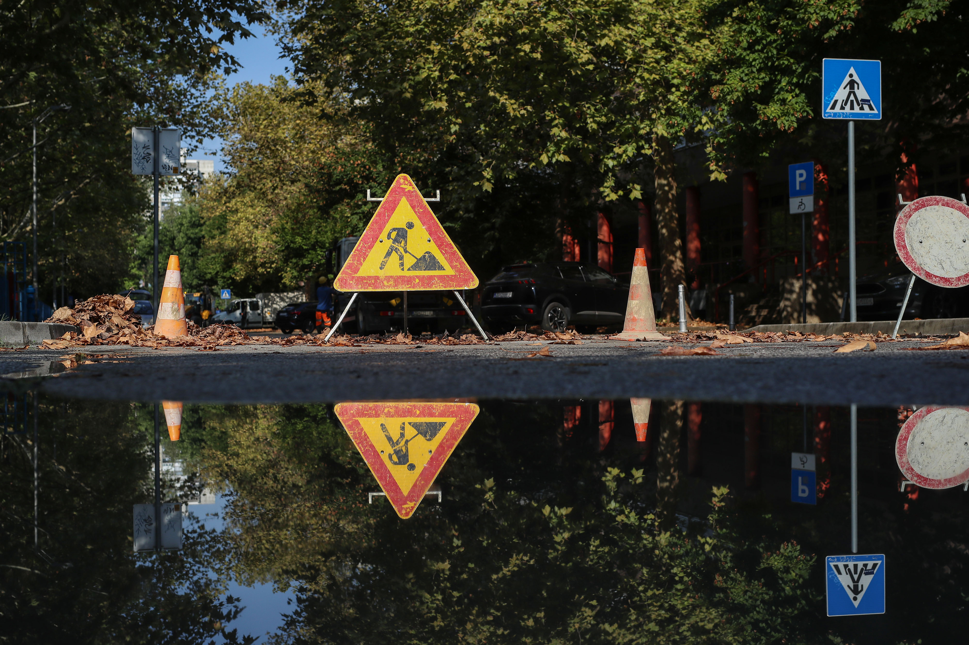 28.08.2024., Zagreb - Zbog puknuca cjevovoda bez vode je dio potrosaca  u Kombolovoj i okolnim ulicama u Sopotu i Utrinama. Za vrijeme trajanja radova opskrba vodom osigurana je autocisternama s oznakom  'Voda za pice'. Photo: Zeljko Lukunic/PIXSELL