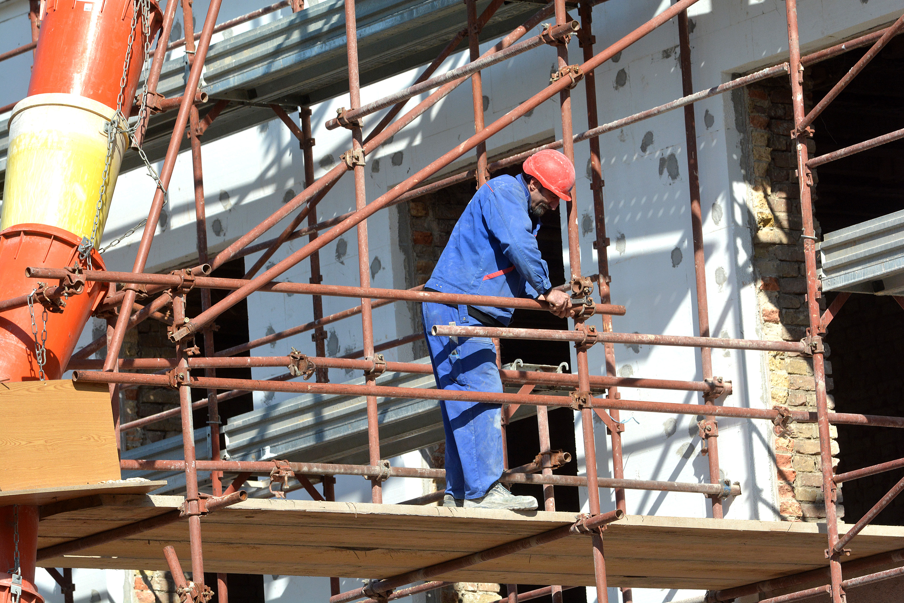 29.03.2016., Sisak - Radnici tvrtke Zagrebgradnja trenutacno postavljaju ploce stiropora na fasadu prije zbukanja. rPhoto: Nikola Cutuk/PIXSELL