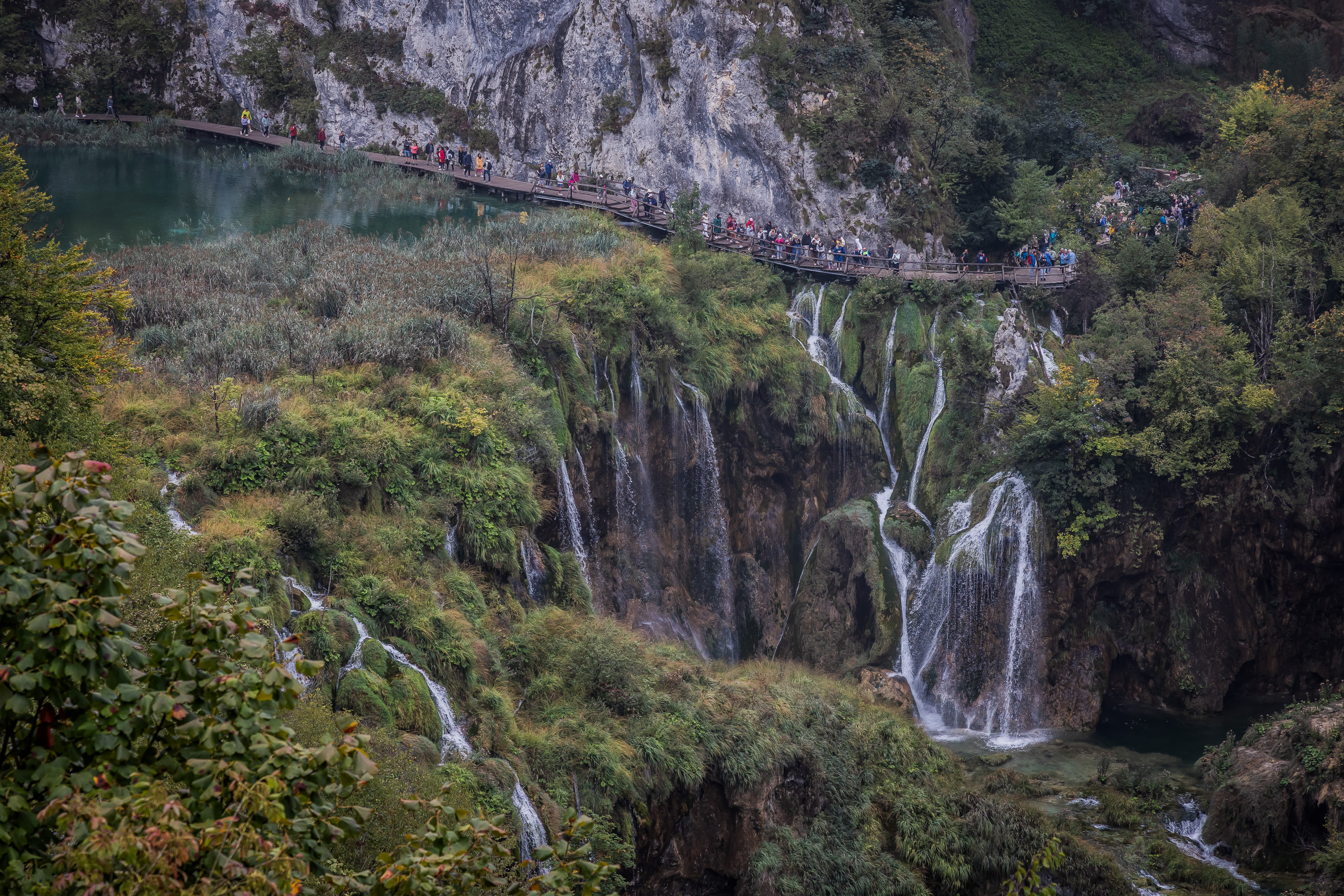 27.09.2025., Plitvicka Jezera - Kisno jesenski ugodjaj na Plitvickim Jezerima. Unatoc losem vremenu Plitvice su pune turista. Photo: Zvonimir Barisin/PIXSELL