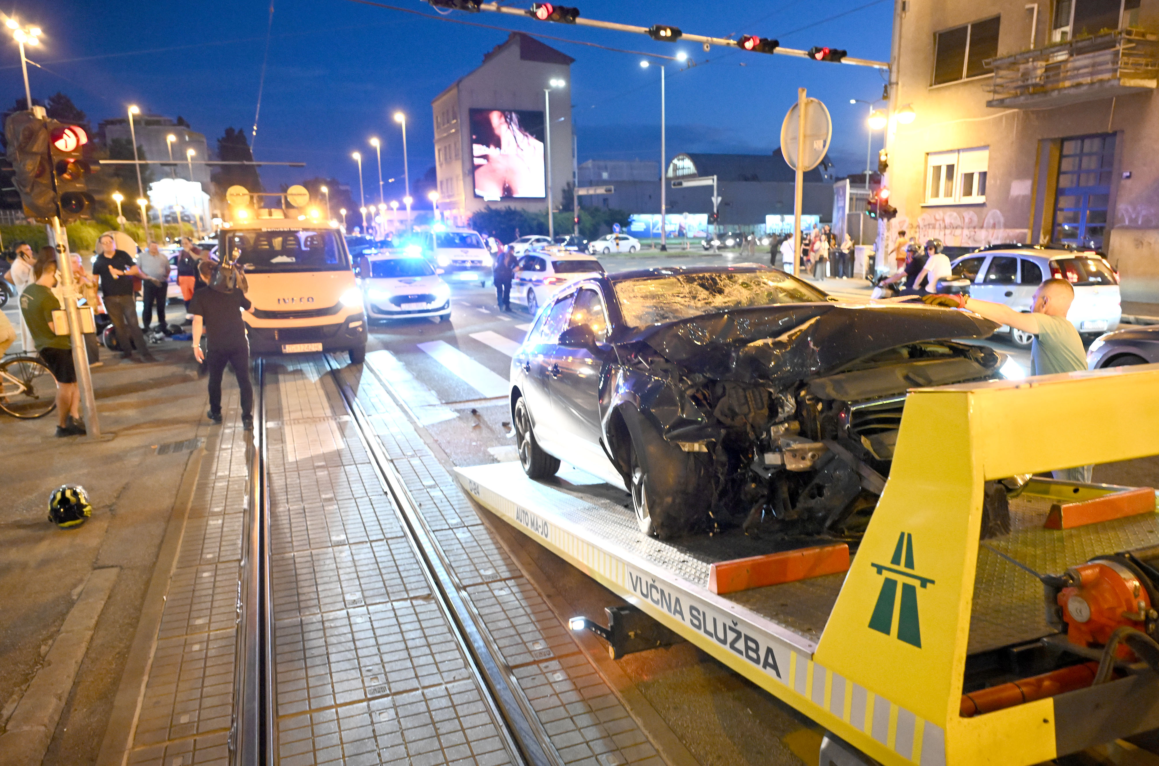13.06.2026., Zagreb - U blizini Vjesnikovog nebodera dogodila se prometna nesreca u kojoj su sudjelovali automobil i motocikl. Dvije osobe su ozlijedjene te je u tijeku ocevid. Photo: Marko Lukunic/PIXSELL