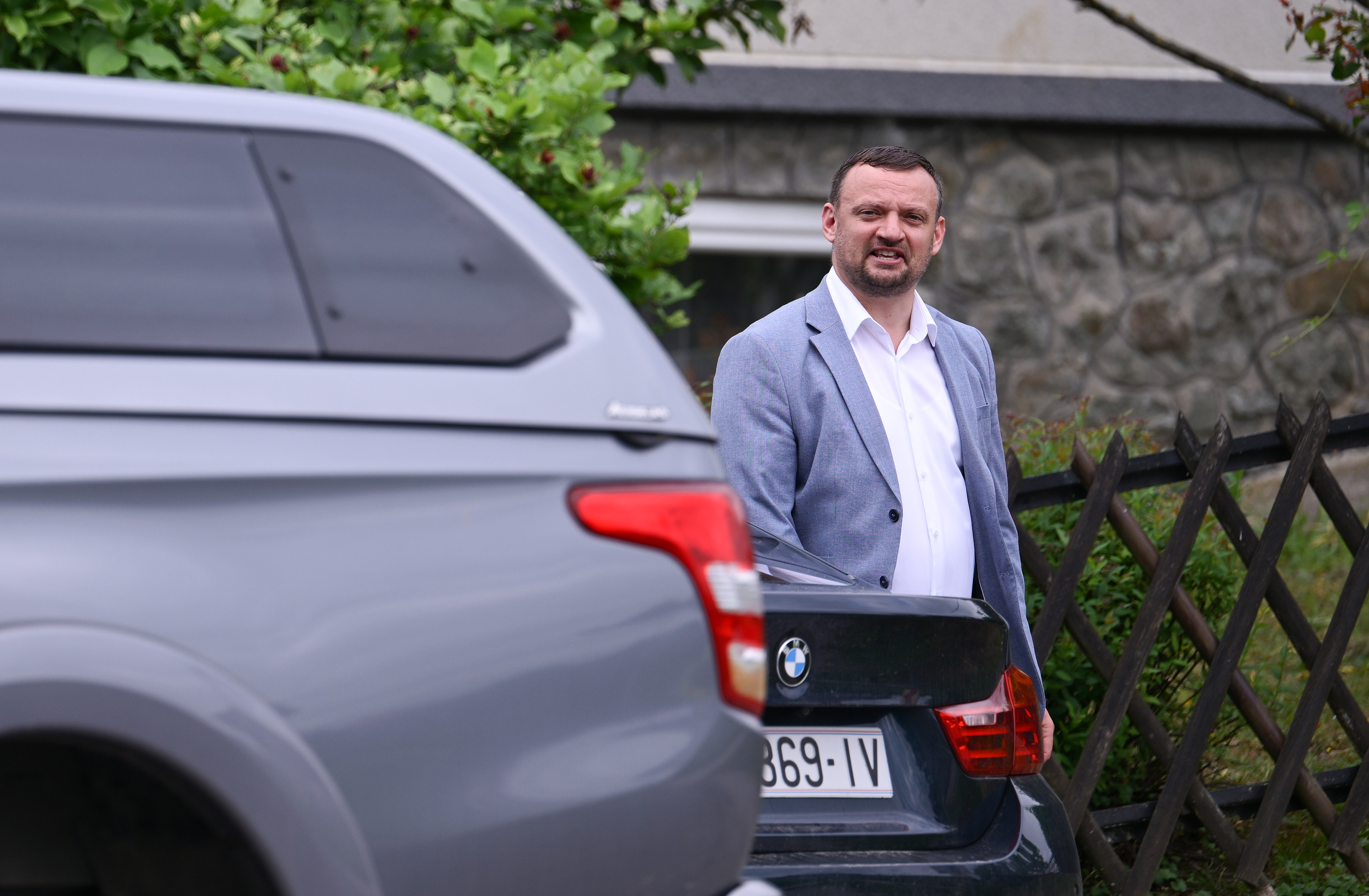 10.06.2026., Oroslavje - Gradonacelnik Oroslavja Viktor Simunic izlazi iz kuce nakon sto mu je USKOK izuzeo dokumentaciju i racunalnu opremu. Photo: Igor Soban/PIXSELL