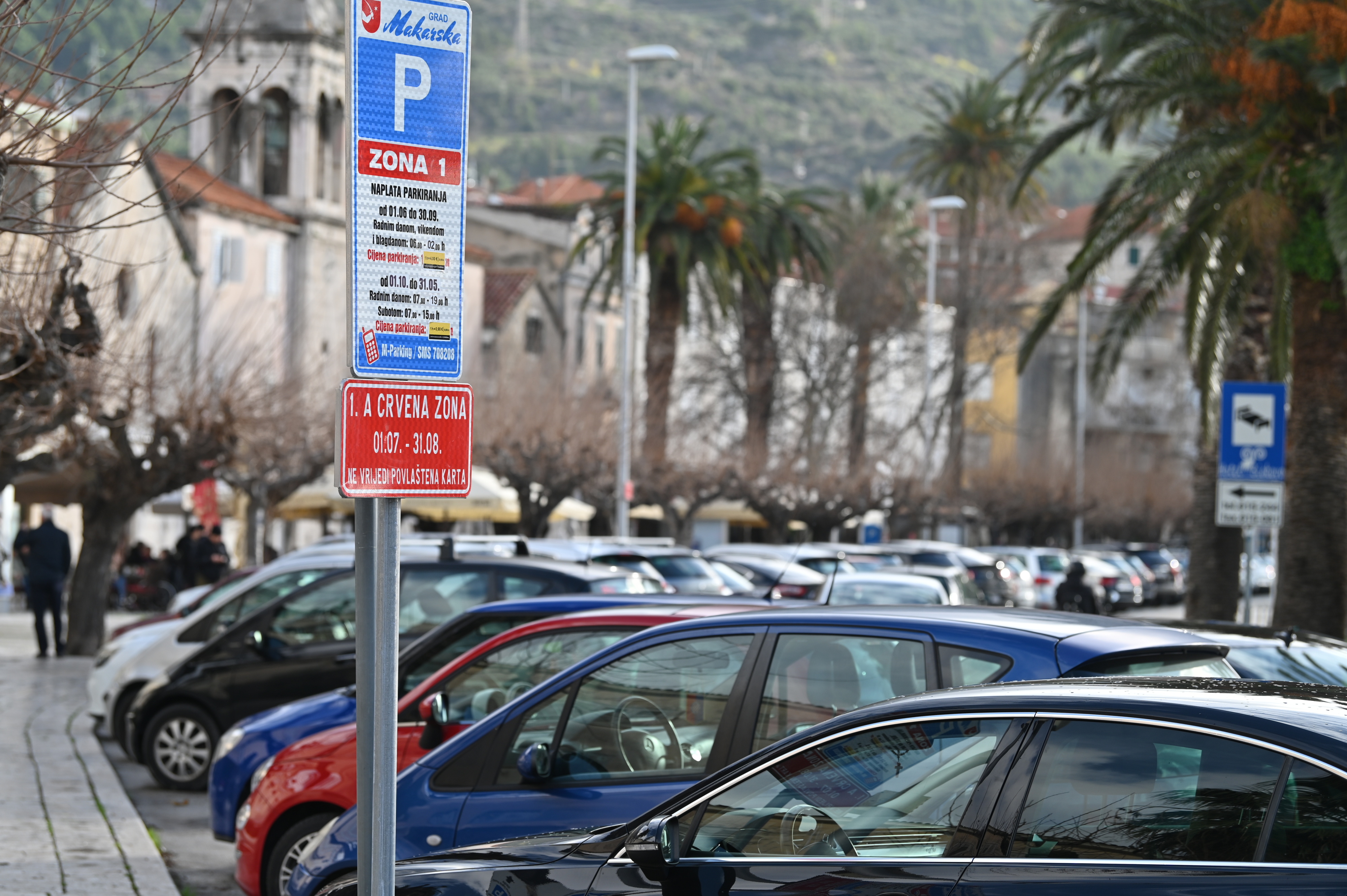 18.01.2023.. Makarska, Gradska riva - Gradska vlast u Makarskoj novom odlukom koja je objavljena u Glasniku Grada Makarske a koja je stupila na snagu od 15.01.2023. promijenila je cijene parkinga. Photo: Matko Begovic/PIXSELL