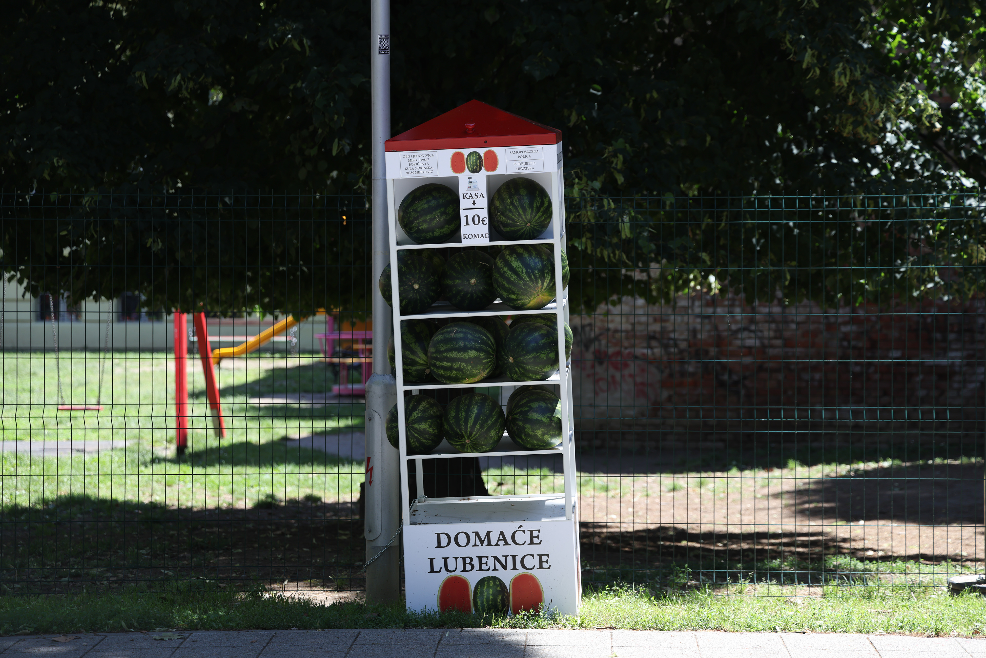 16.06.2026., Osijek - Osijek je dobio neobicnu novost koja privlaci poglede prolaznika – prvi „lubenicomat“ Photo: David Jerkovic/PIXSELL