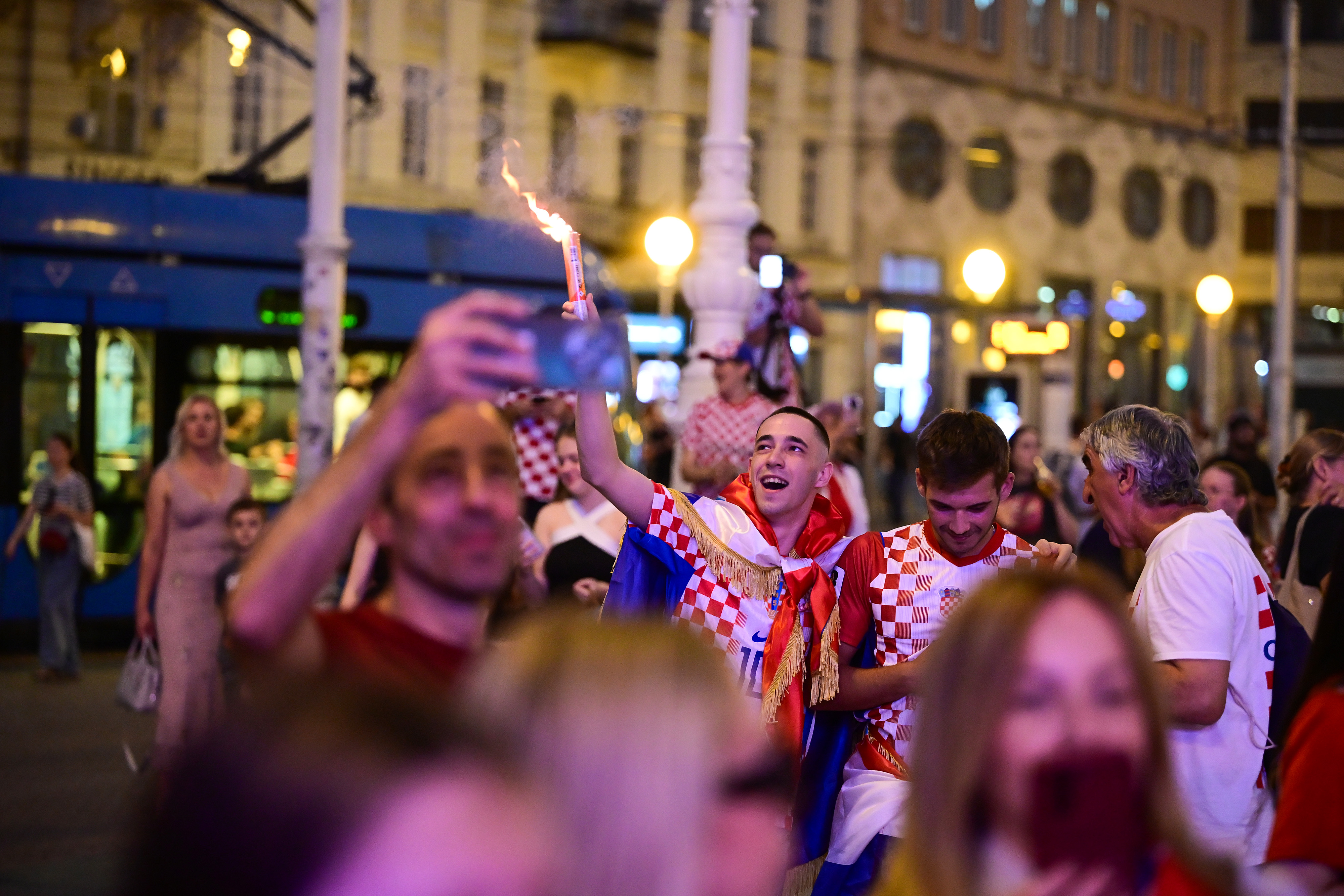 17.06.2026, Zagreb - Slavonia band zagrijava atmosferu u navijackoj zoni na Trgu bana Jelacica u Zagrebu uoci utakmice izmedju Hrvatske i Engleske. Photo: Lucija Ocko/PIXSELL