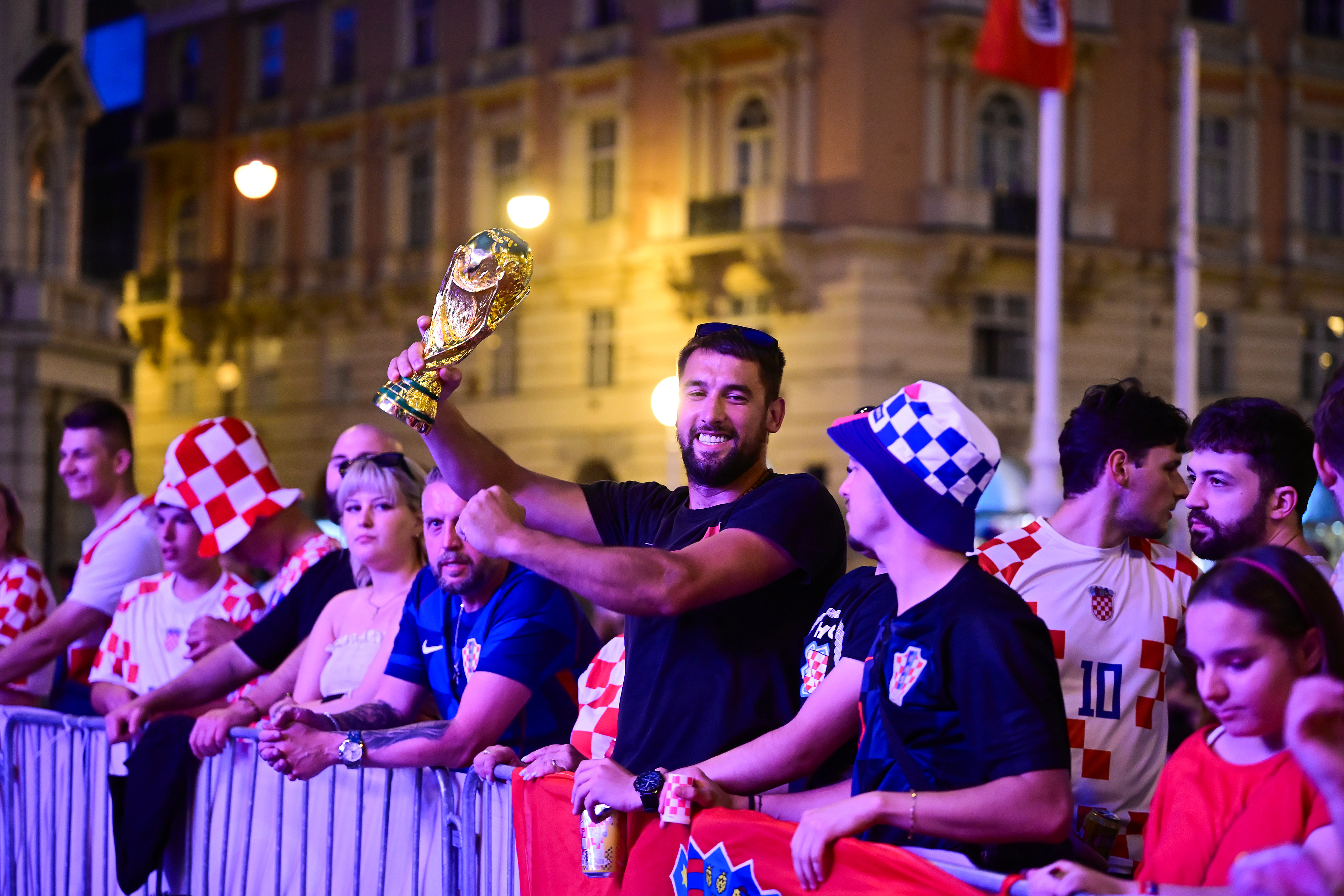 17.06.2026, Zagreb - Slavonia band zagrijava atmosferu u navijackoj zoni na Trgu bana Jelacica u Zagrebu uoci utakmice izmedju Hrvatske i Engleske. Photo: Lucija Ocko/PIXSELL