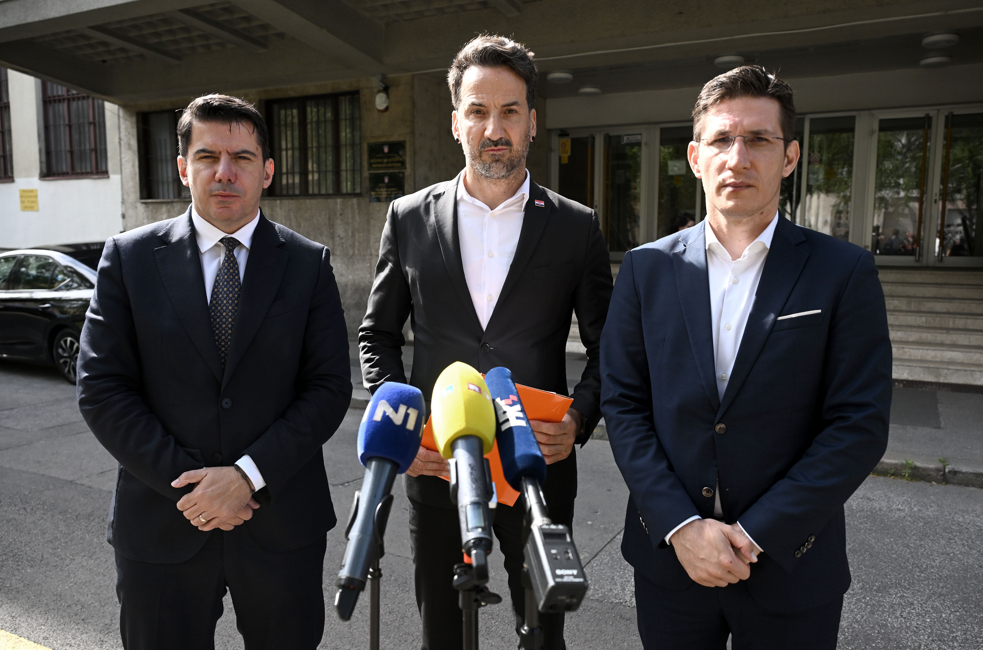Konferencija za medije saborskog zastupnika Marina Miletica ispred zgrade USKOK-a.