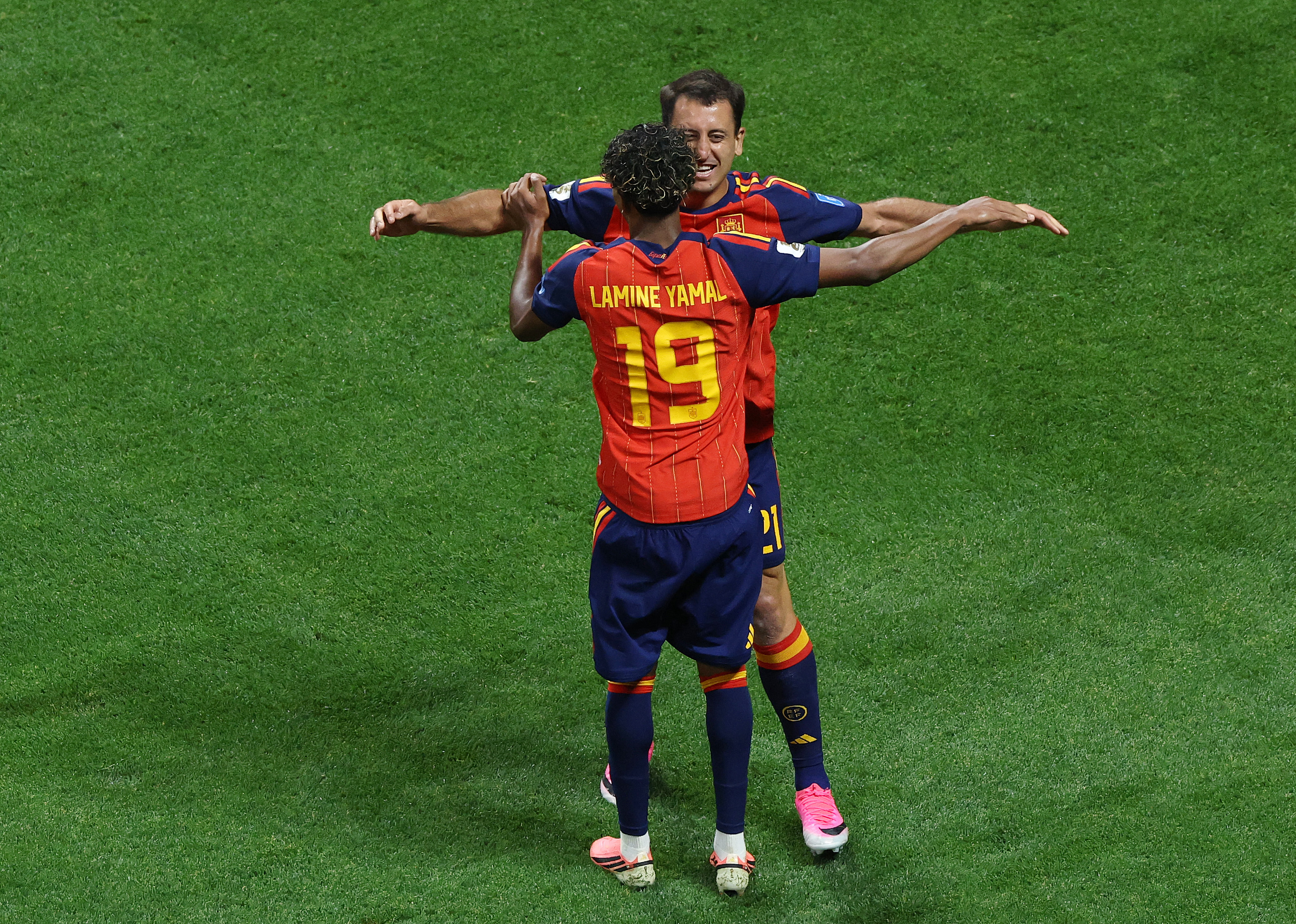 ATLANTA, GEORGIA - JUNE 21: Mikel Oyarzabal #21 of Spain celebrates with teammate Lamine Yamal #19 after scoring his team's third goal during the FIFA World Cup 2026 Group H match between Spain and Saudi Arabia