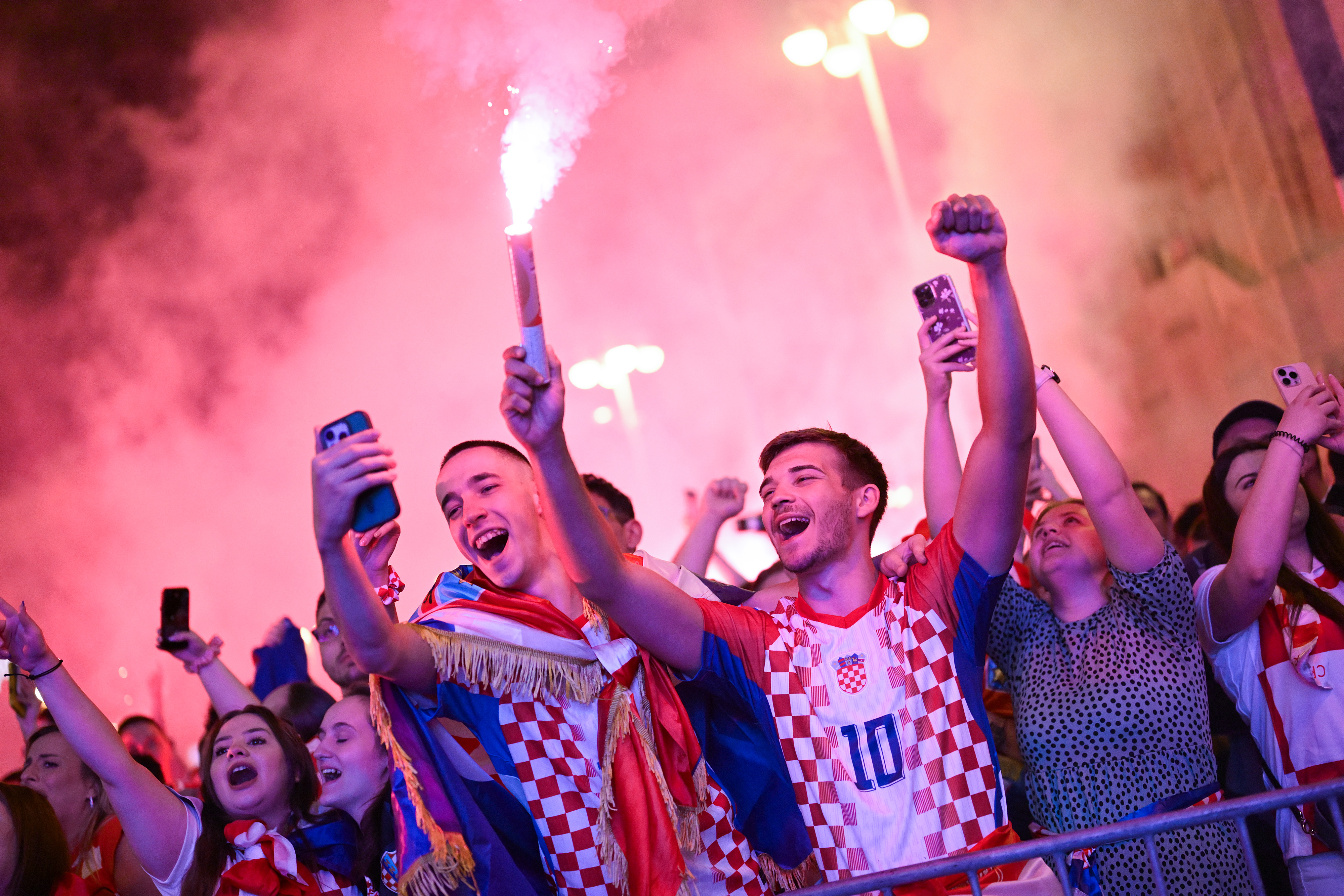 17.06.2026, Zagreb - Navijačka atmosfera i pracenje utakmice izmedju Hrvatske i Engleske na sredisnjem trgu u Zagrebu Photo: Neva Zagnec/PIXSELL
