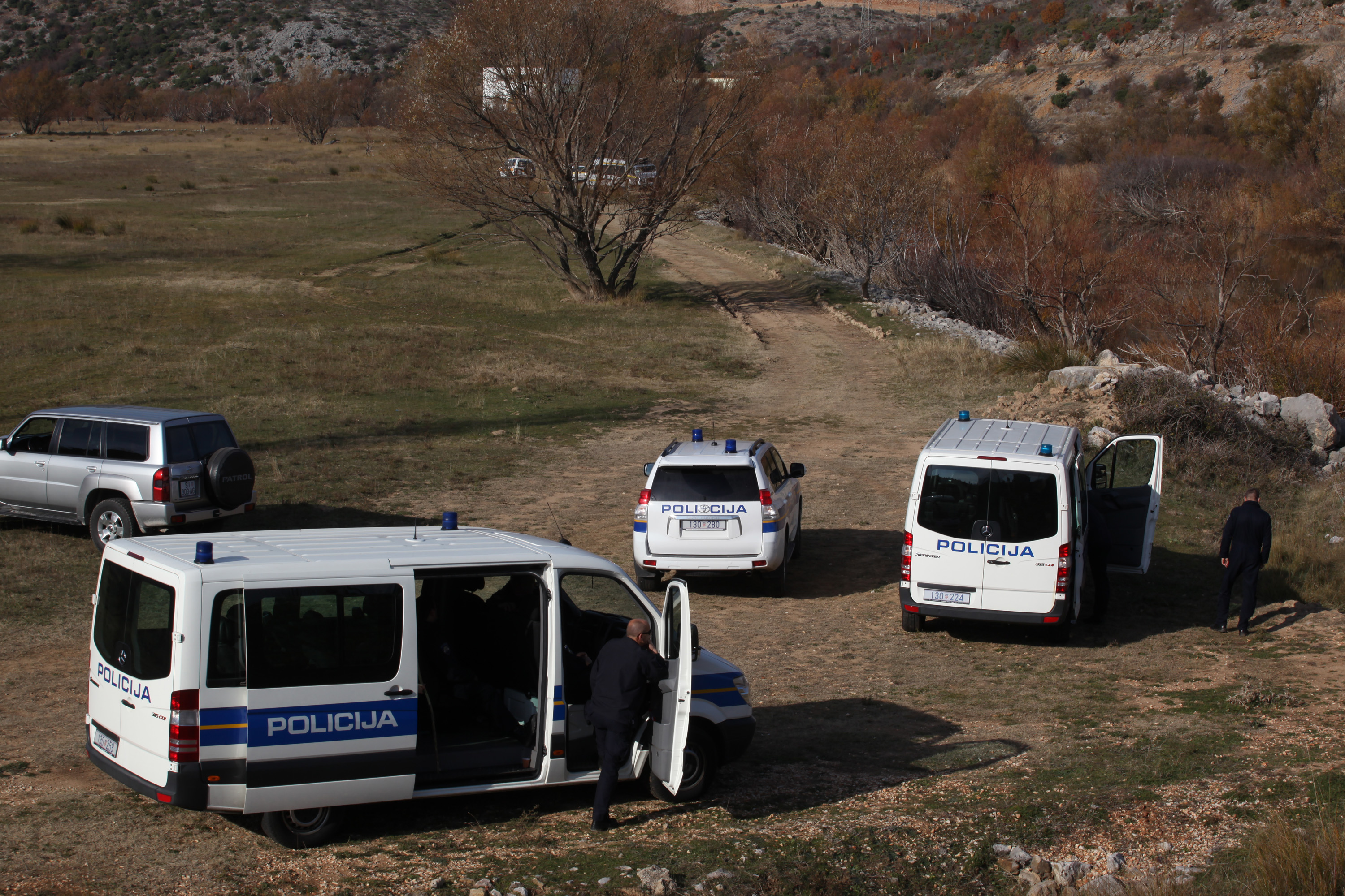 30.11.2011., Zadar, Bilisane - Policija ponovno pretrazuje teren uokolo sela Bilisane u potrazi za nestalom Antonijom Bilic.rPhoto: Zeljko Mrsic/PIXSELL