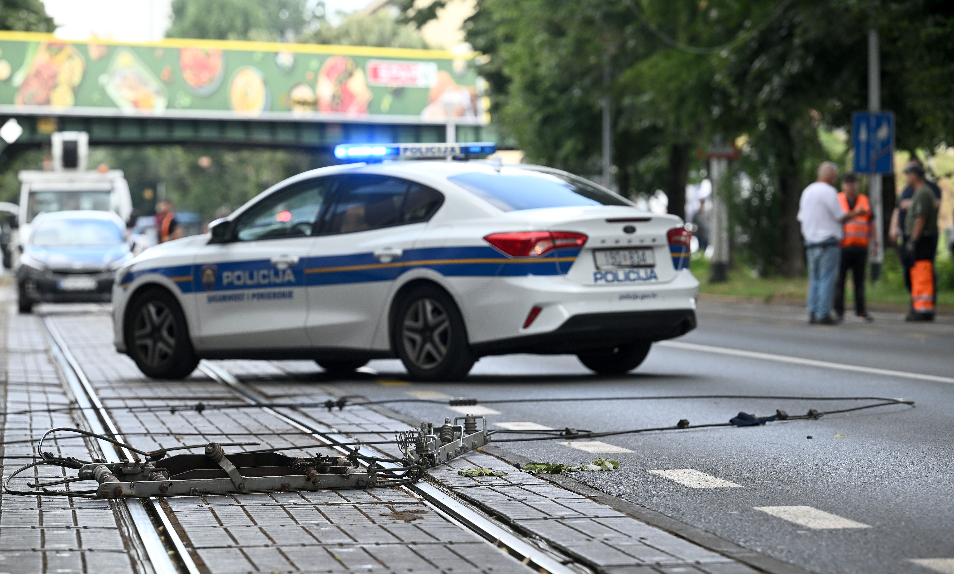 23.06.2026., Zagreb - Kamion u Savskoj cesti potrgao tramvajske zice, te je tramvajski promet obustavljen u Savskoj cesti i Vukovarskoj ulici. Policija i djelatnici ZET-a na terenu saniraju stetu i reguliraju promet. Photo: Marko Lukunic/PIXSELL