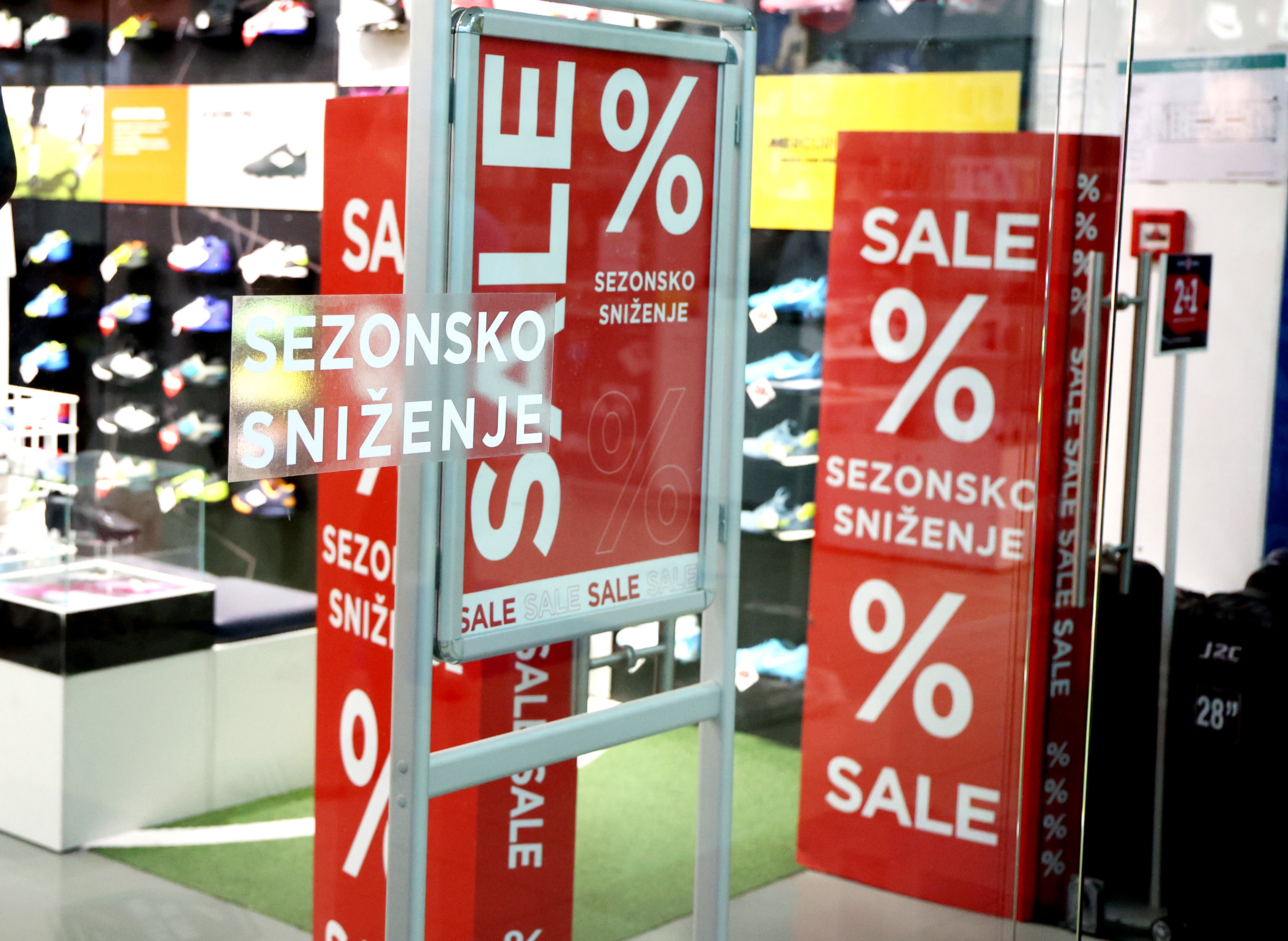 01.07.2025., Sibenik --Od danas, 1. srpnja, pocinju ljetna sezonska snizenja koja mogu trajati do 60 dana. Photo: Dusko Jaramaz/PIXSELL
