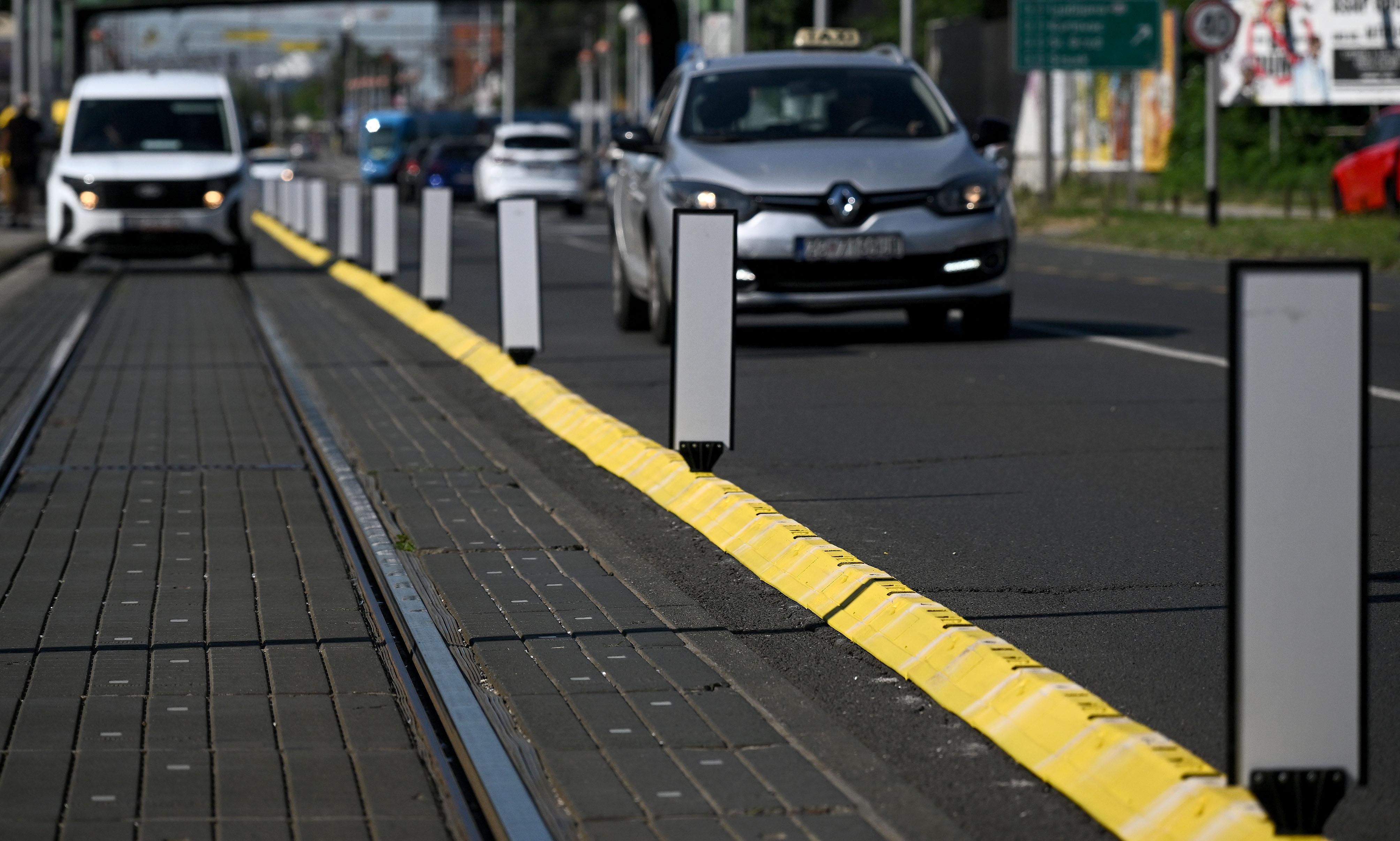 26.06.2026., Zagreb - Novo postavljeni separatori na Savskoj cesti postavljeni su kako bi se postivala zuta traka za javni prijevoz. Gradjani bas i ne postuju zutu traku koja je zabranjena za sva vozila osim javnog prijevoza. Photo: Marko Lukunic/PIXSELL