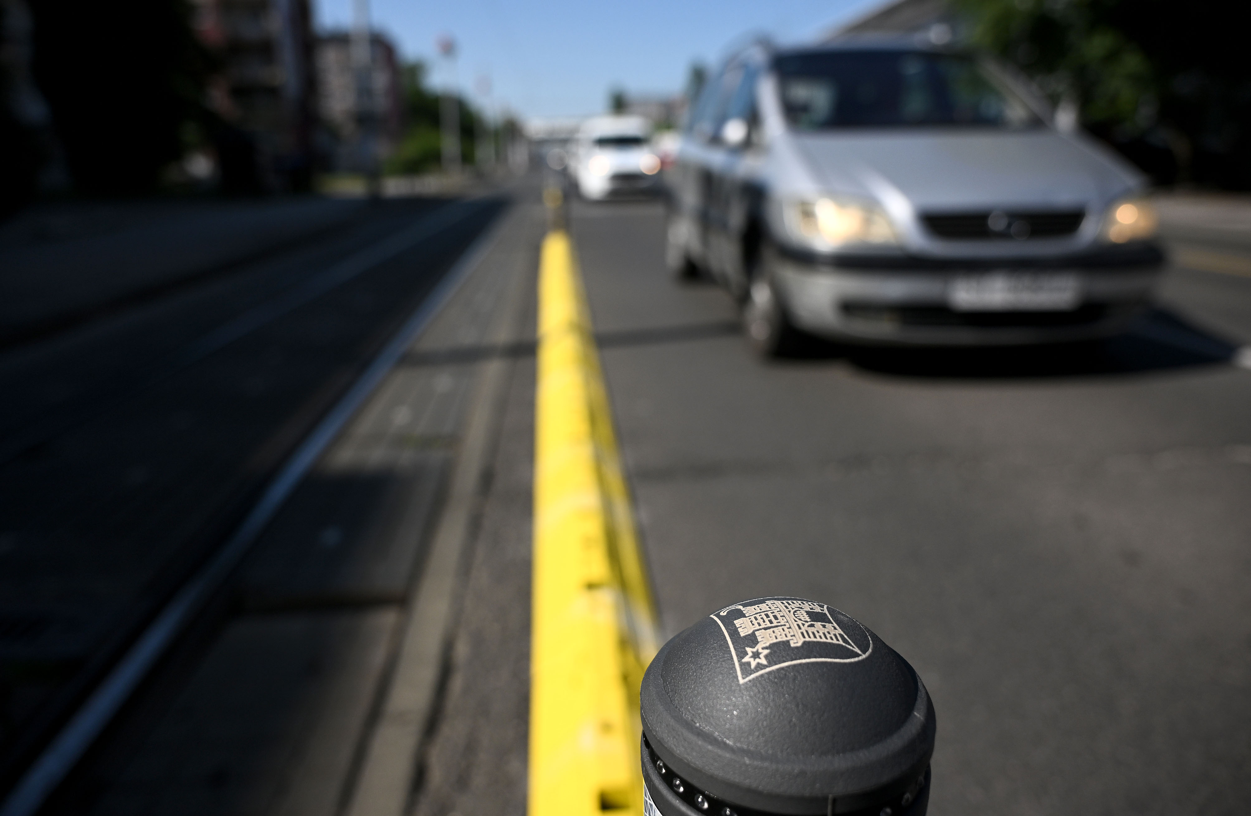 26.06.2026., Zagreb - Novo postavljeni separatori na Savskoj cesti postavljeni su kako bi se postivala zuta traka za javni prijevoz. Gradjani bas i ne postuju zutu traku koja je zabranjena za sva vozila osim javnog prijevoza. Photo: Marko Lukunic/PIXSELL