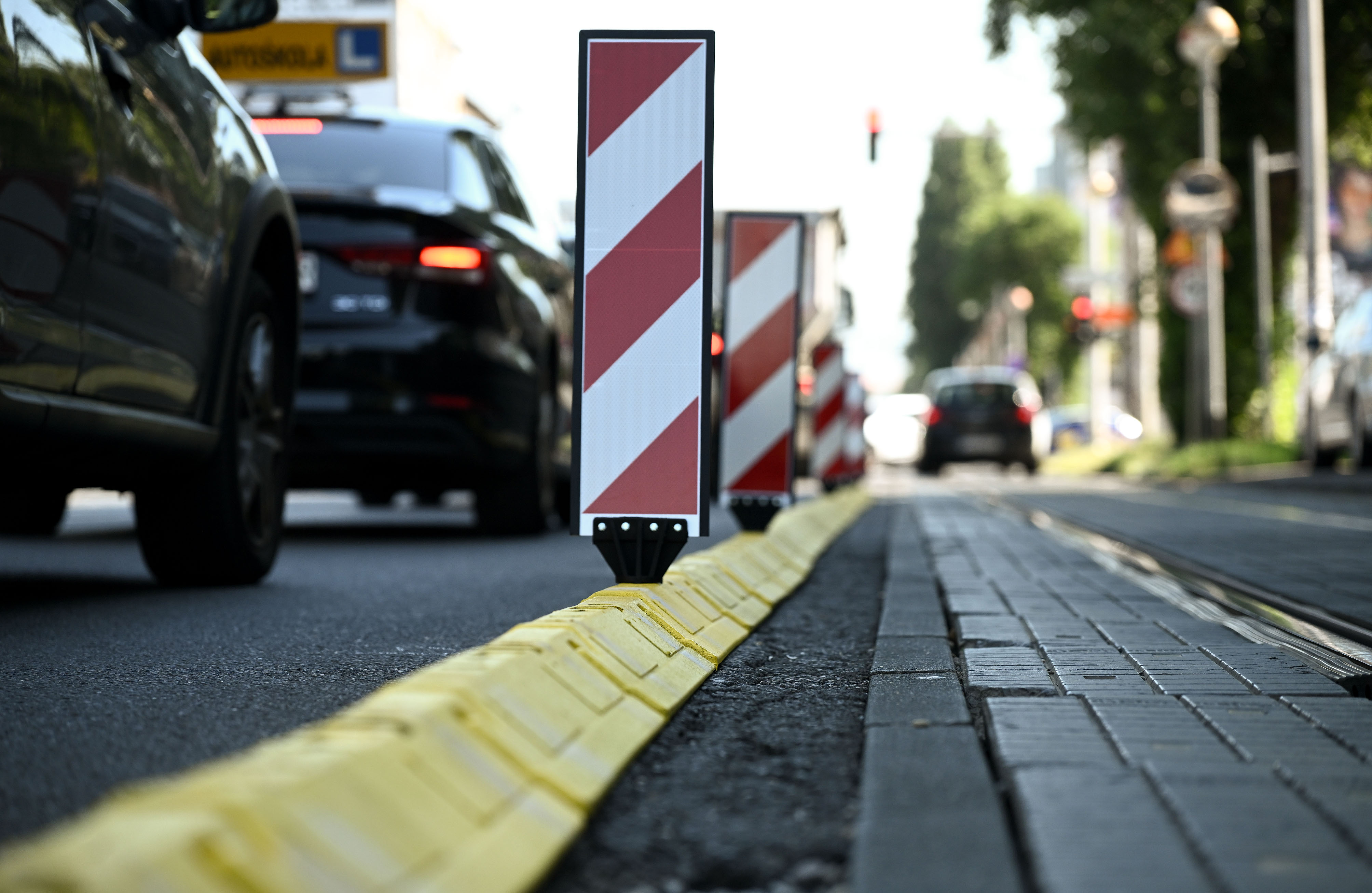 26.06.2026., Zagreb - Novo postavljeni separatori na Savskoj cesti postavljeni su kako bi se postivala zuta traka za javni prijevoz. Gradjani bas i ne postuju zutu traku koja je zabranjena za sva vozila osim javnog prijevoza. Photo: Marko Lukunic/PIXSELL