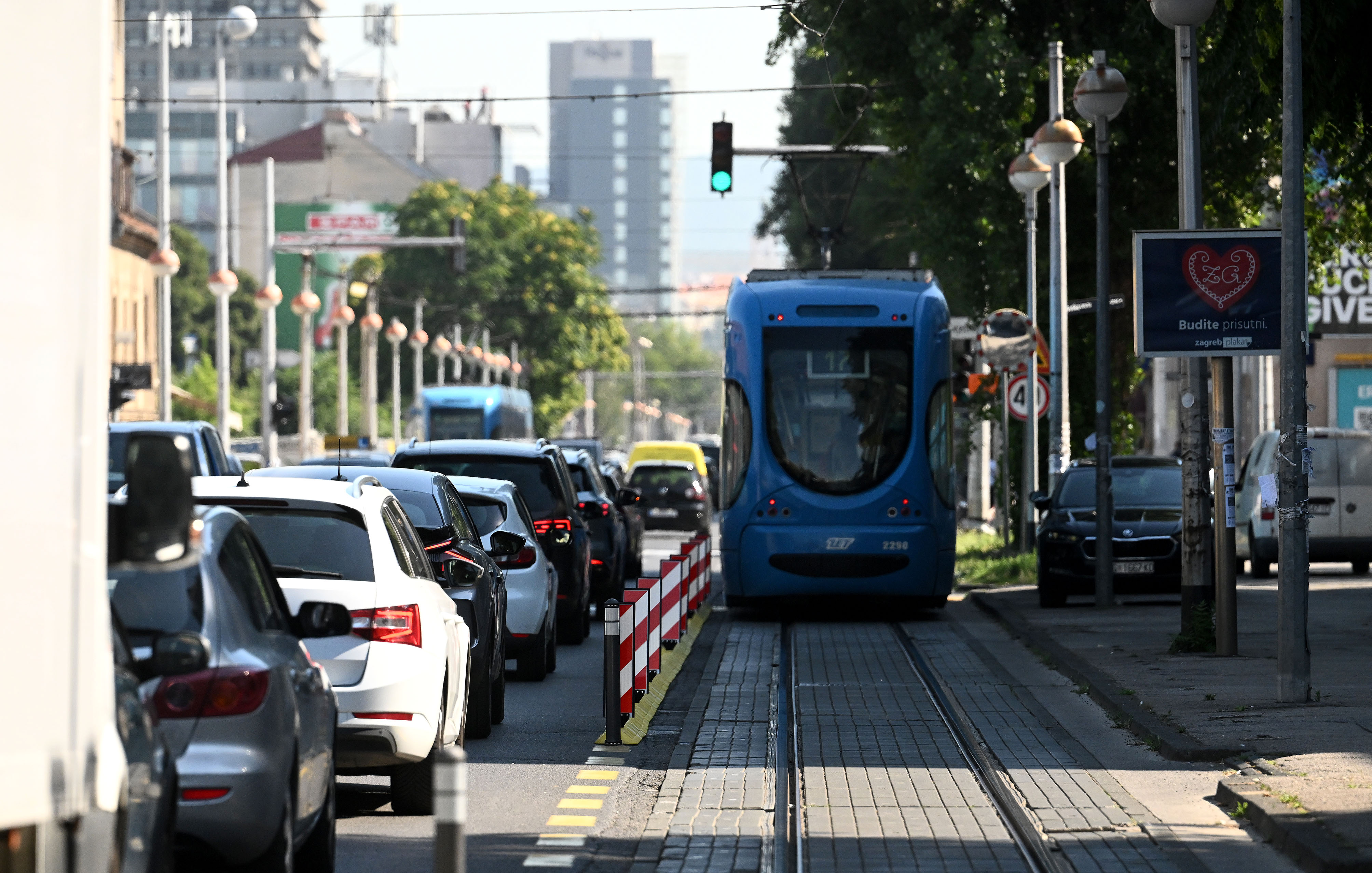 26.06.2026., Zagreb - Novo postavljeni separatori na Savskoj cesti postavljeni su kako bi se postivala zuta traka za javni prijevoz. Gradjani bas i ne postuju zutu traku koja je zabranjena za sva vozila osim javnog prijevoza. Photo: Marko Lukunic/PIXSELL