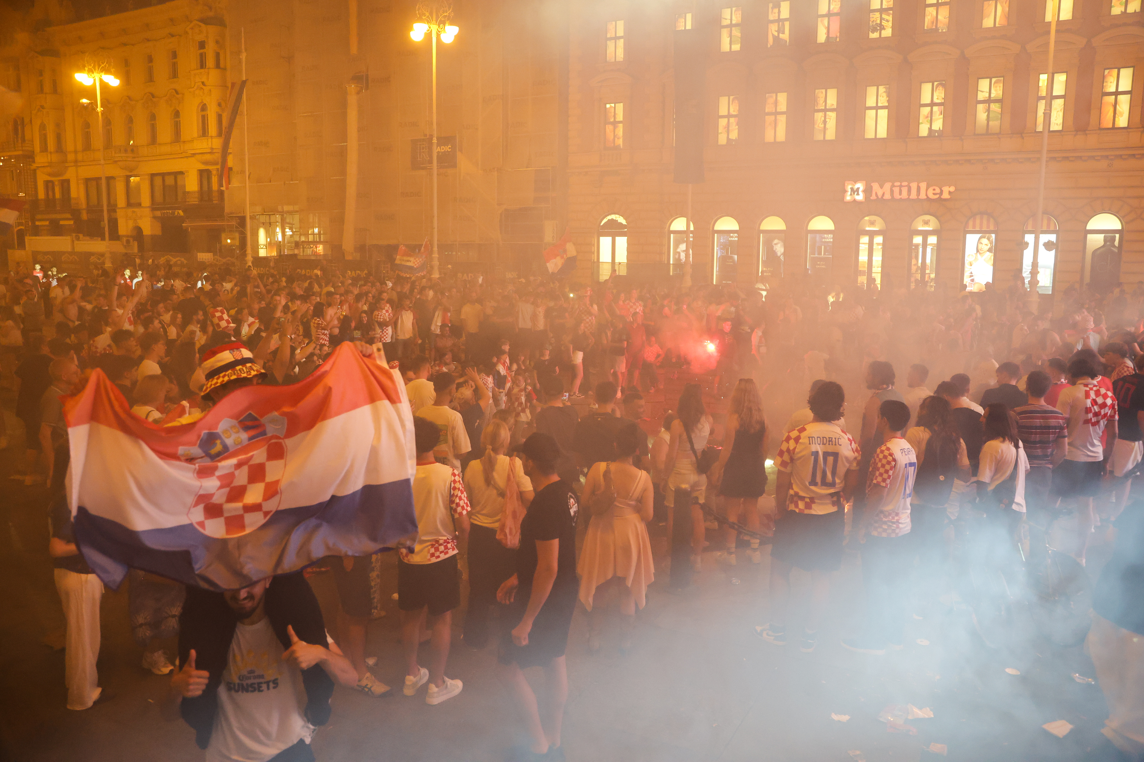 27.06.2026., Zagreb - Slavlje na Trgu bana Josipa Jelacica nakon pobjede Hrvatske protiv Ghane. Photo: Marko Seper/PIXSELL