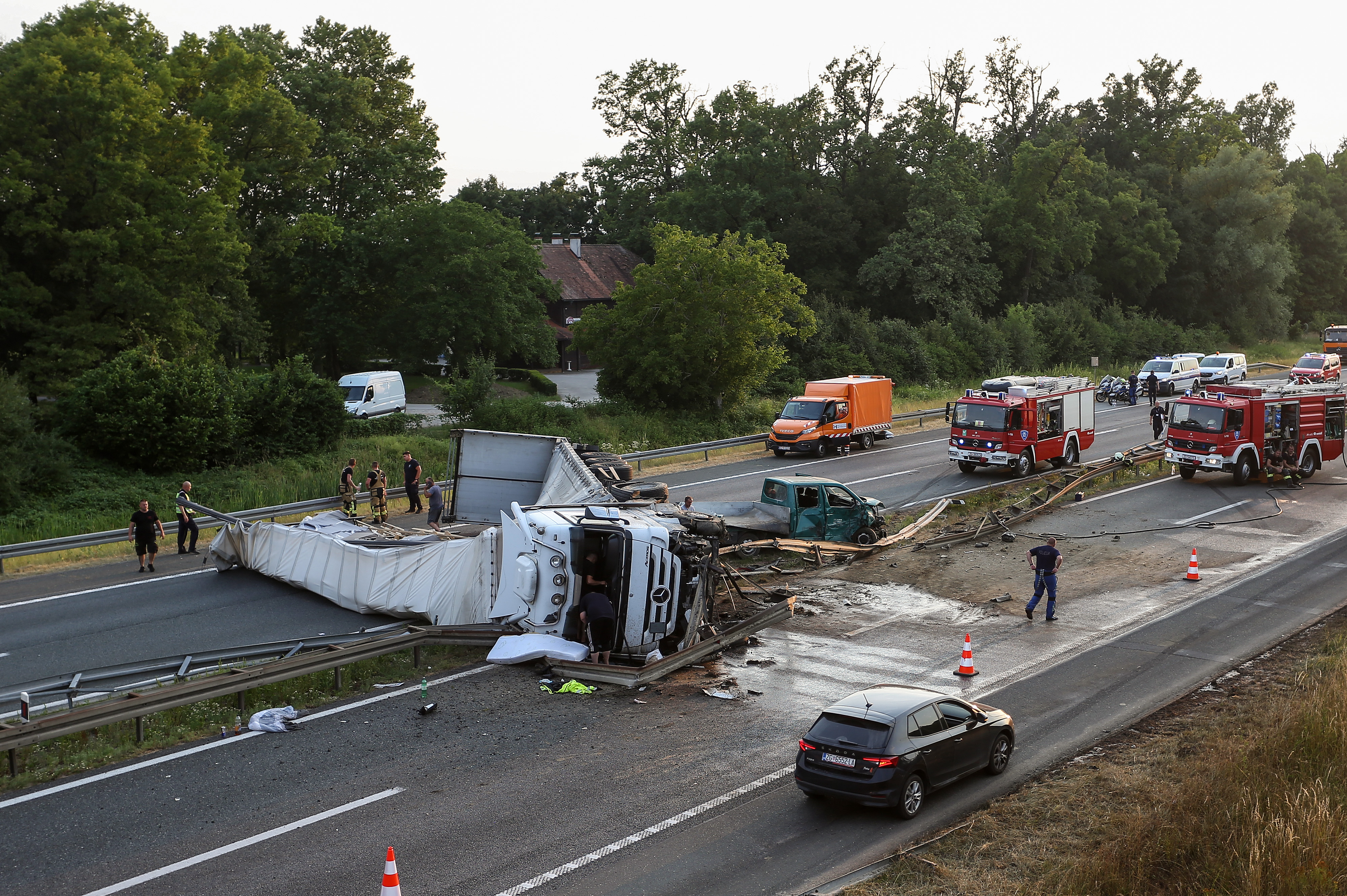 29.06.2026., Zagreb - U prometnoj nesreci na autocesti A3 sudarili su se kamion i kombi pri cemu se prevrnuo kamion. Photo: Zeljko Lukunic/PIXSELL