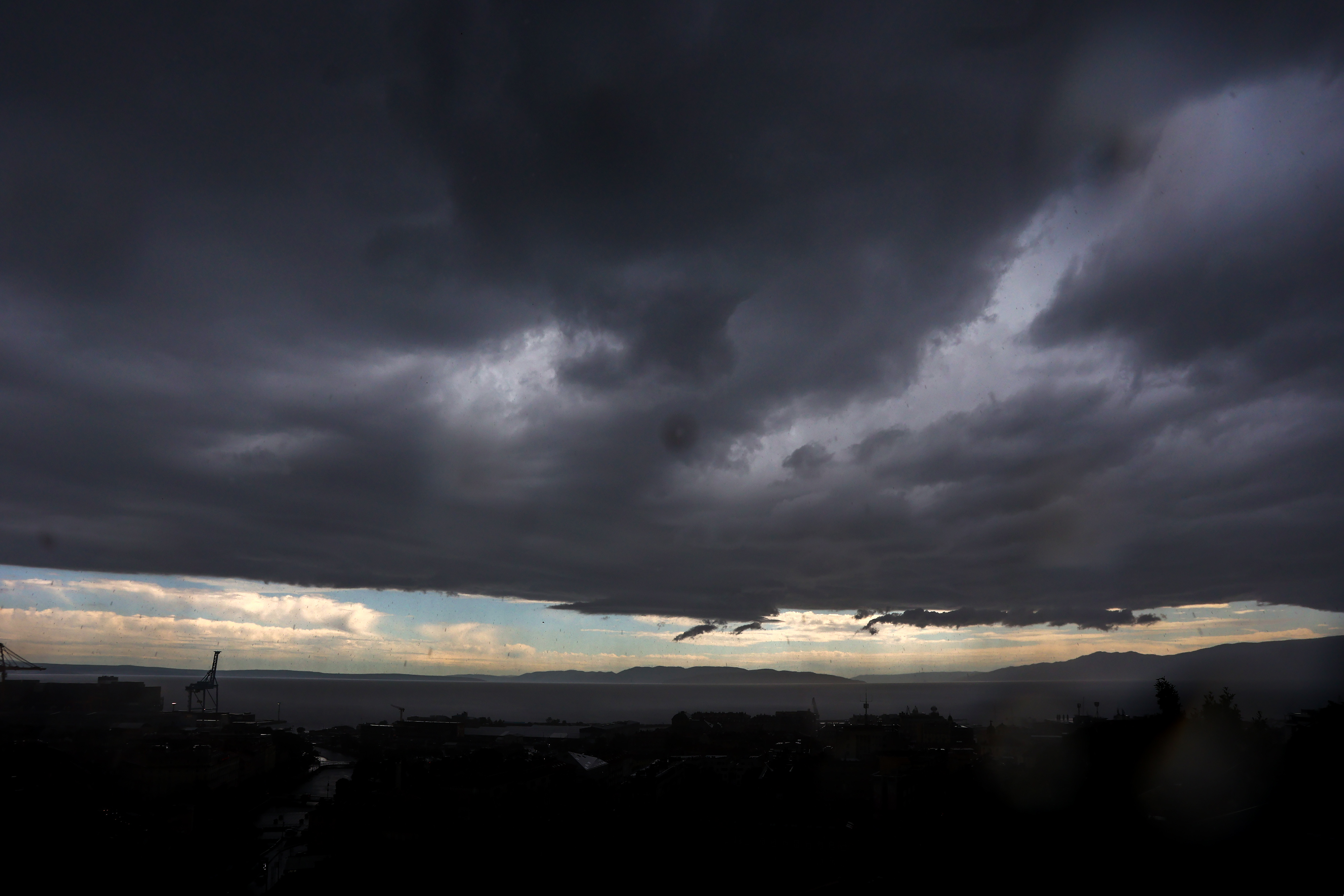 25.5.2026. Rijeka -Kisni oblak nad gradom. Photo: Nel Pavletic/PIXSELL