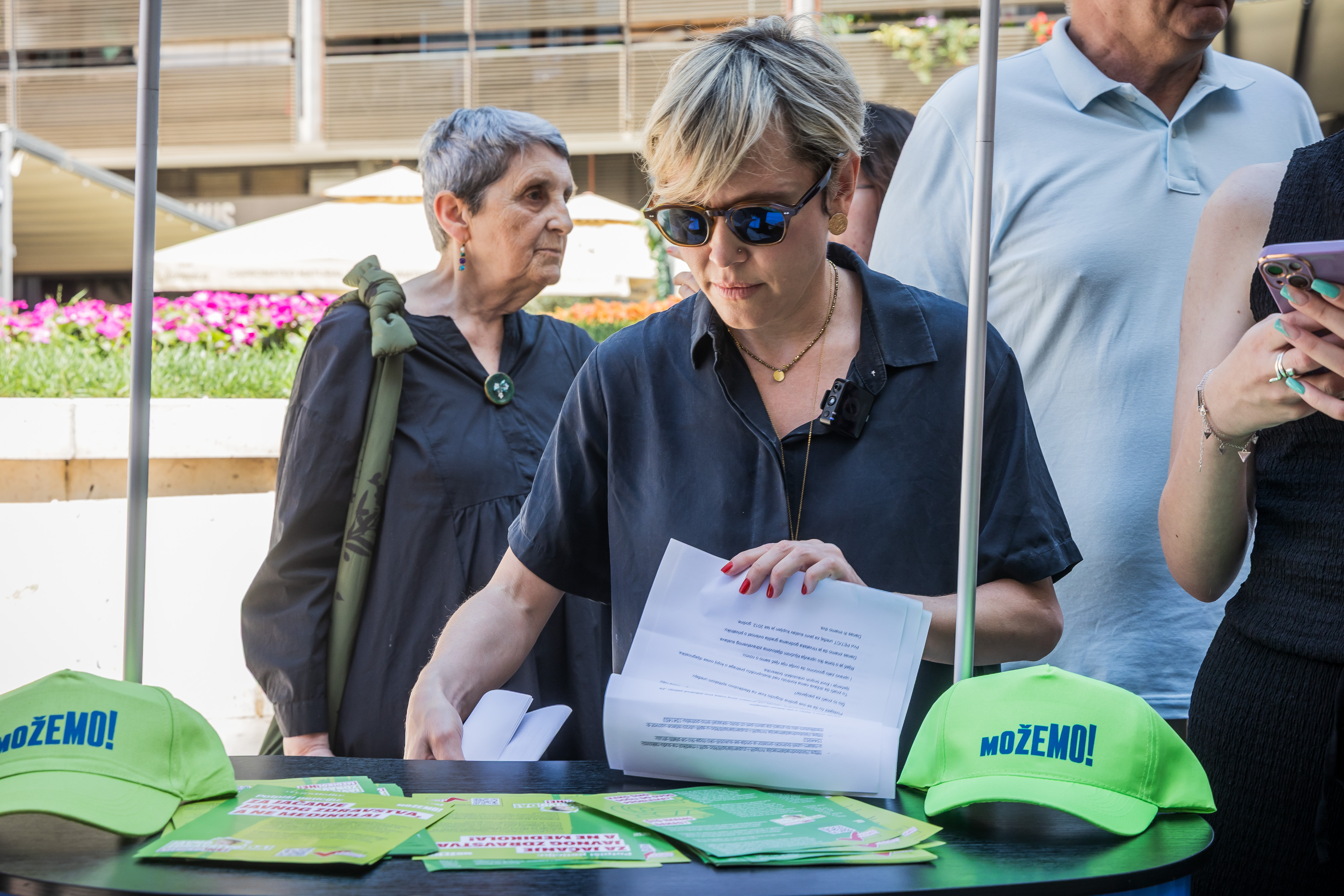 Stranka Mozemo i Ivana Kekin prikupljali su potpise protiv privatizacije Hrvatskog Zdravstva i Medikolu. Photo: Zvonimir Barisin/PIXSELL