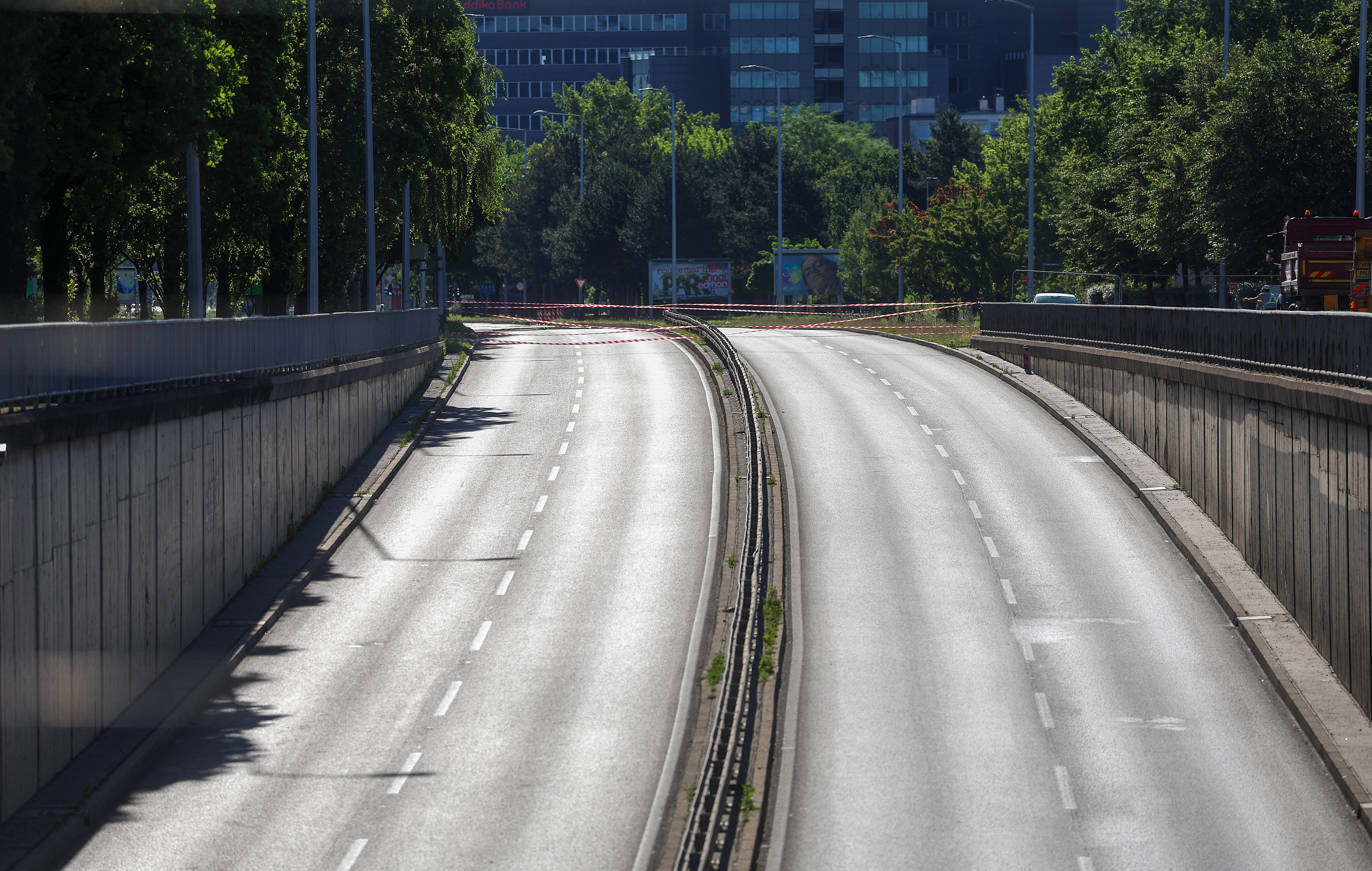 04.06.2026., Zagreb - Nastavljeni su radovi na zgradi Vjesnika a za promet zatvoren je podvoznjak u oba smjera na Slavonskoj aveniji.  Photo: Sanjin Strukic/PIXSELL