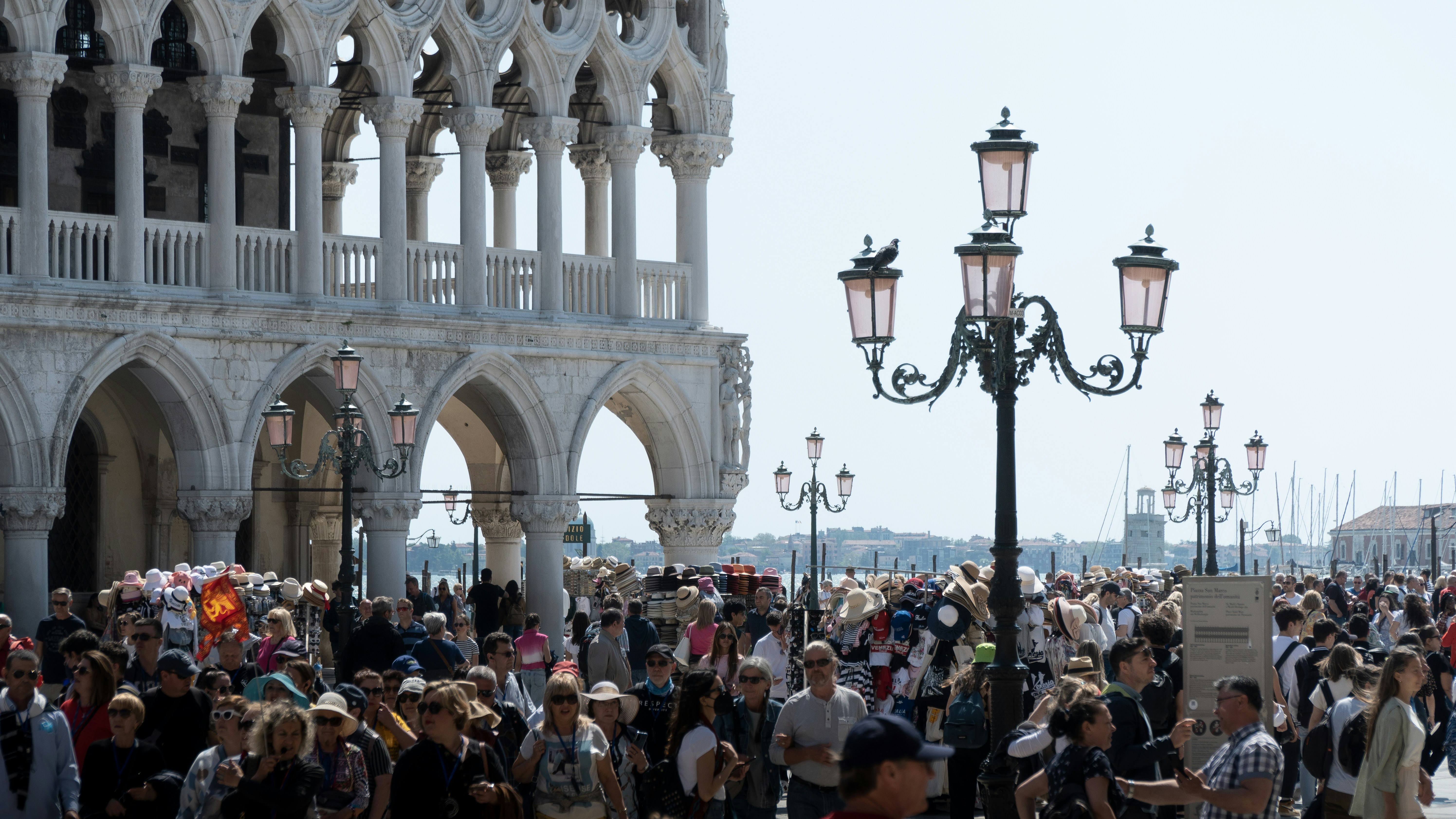 Venecija turisti UNSPLASH