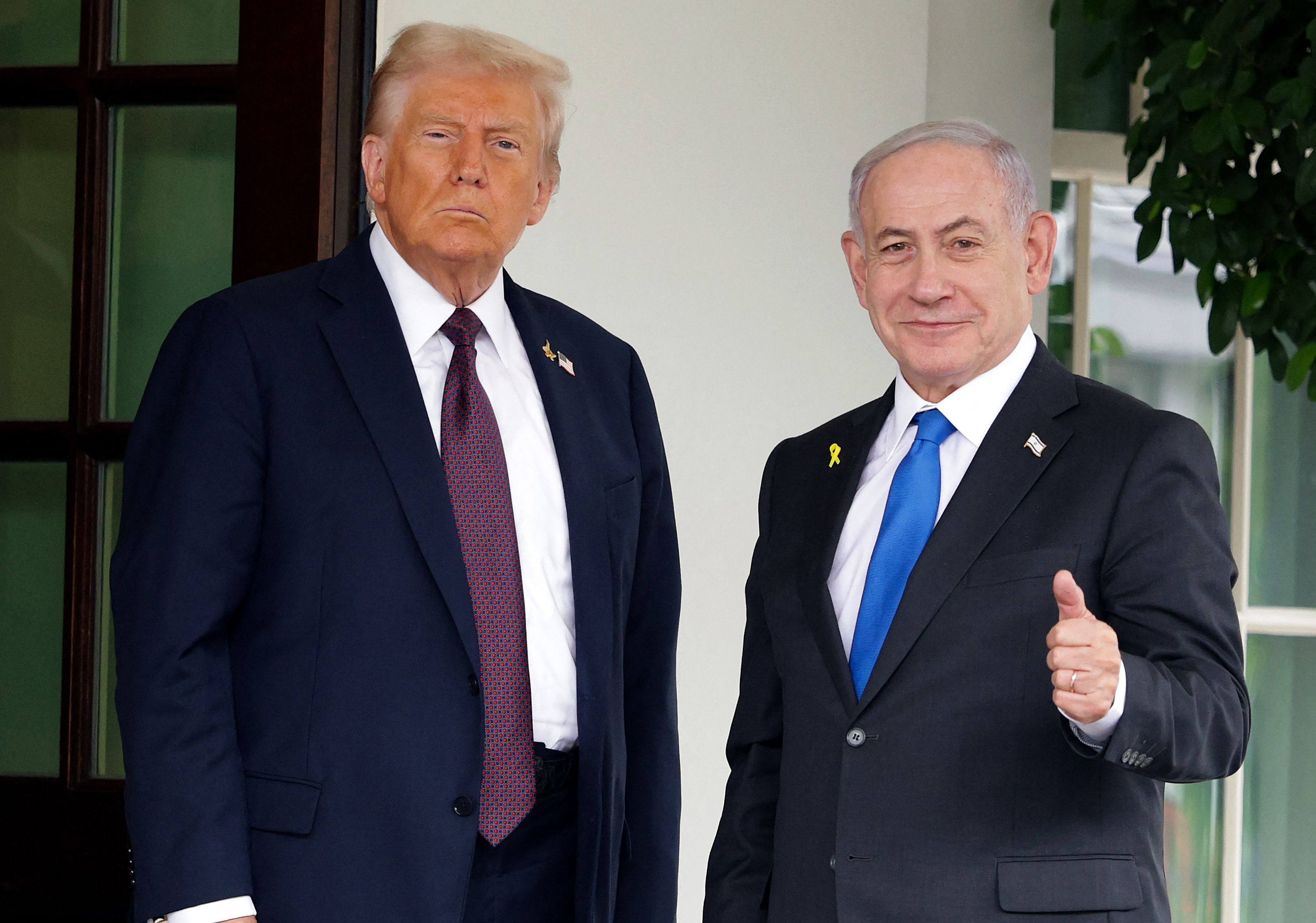 WASHINGTON, DC - SEPTEMBER 29: U.S. President Donald Trump (L) greets Israeli Prime Minister Benjamin Netanyahu Alex Wong/Getty Images/AFP (Photo by ALEX WONG / GETTY IMAGES NORTH AMERICA / Getty Images via AFP)