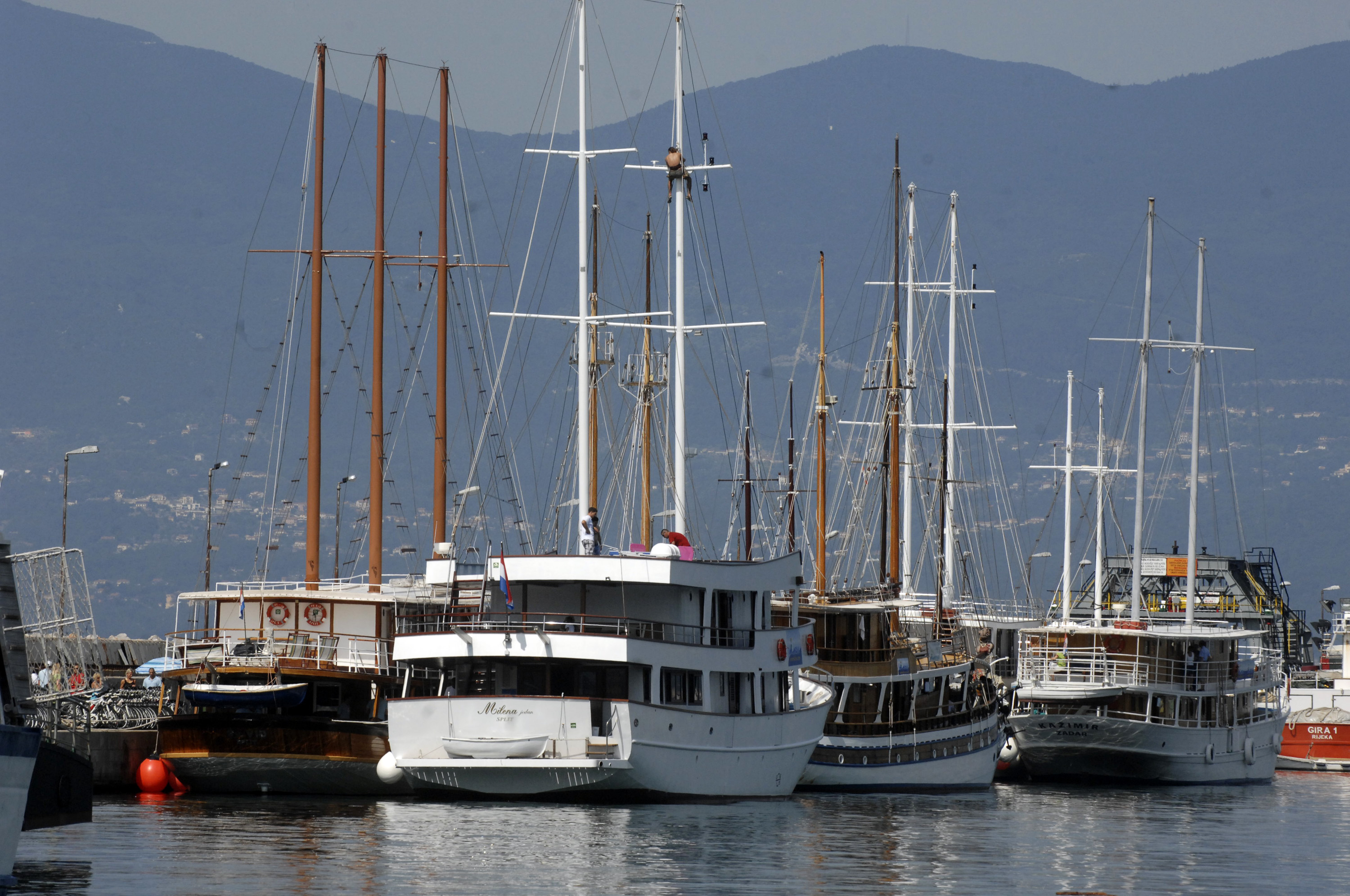 30.06.2012., Rijeka - Turisti koji po Jadranu krstare na turistickim jedrenjacima, nakon dolaska u Rijecku luku grad obilaze biciklima koji im stoje na raspolaganju. rPhoto: Goran Kovacic/PIXSELL