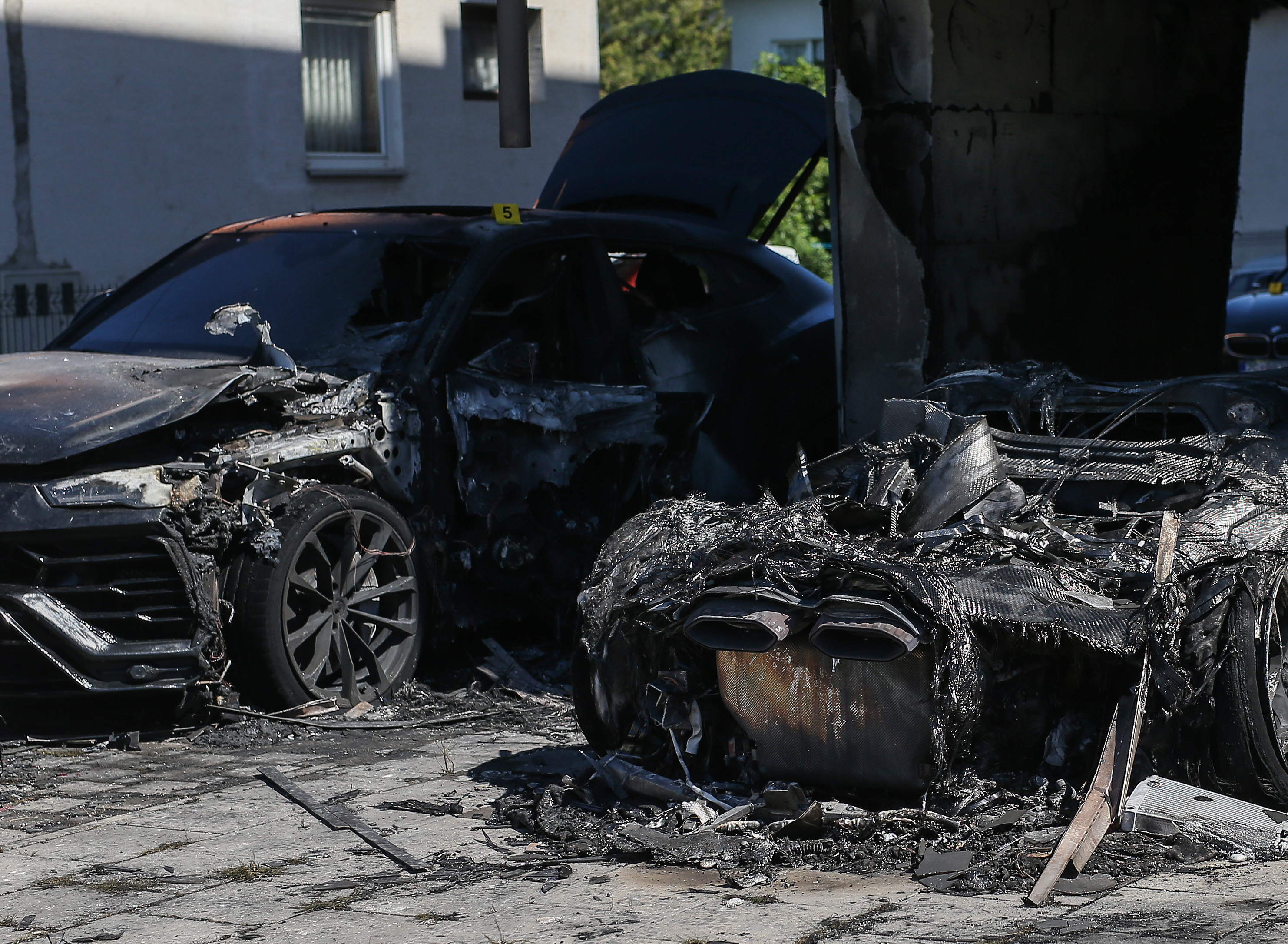 Tijekom noci doslo je do pozara ispred astambene zgrade gdje su u potpunosti izgorjela dva skupocijena Lamborghinija te je velikim dijelom ostecena i stambena zgrada Photo: Zeljko Lukunic/PIXSELL