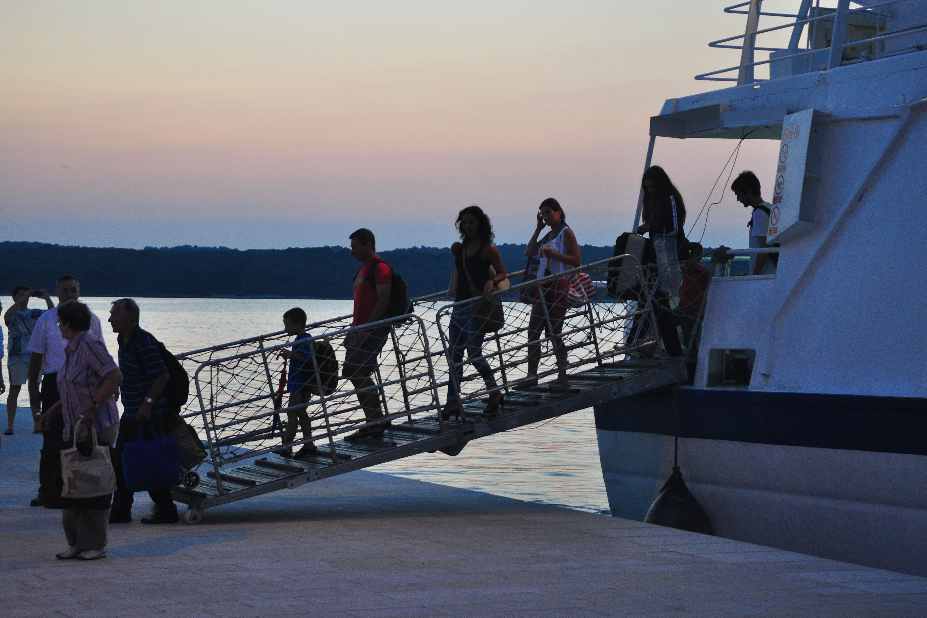 14.07.2013., Pula - Dolazak katamarana u Pulsku luku koji svako vece dovozi turiste i domace putnike na linji Pula - Unije - Susak - Mali Losinj - Ilovik - Silba - Zadar.rPhoto: Dusko Marusic/PIXSELL