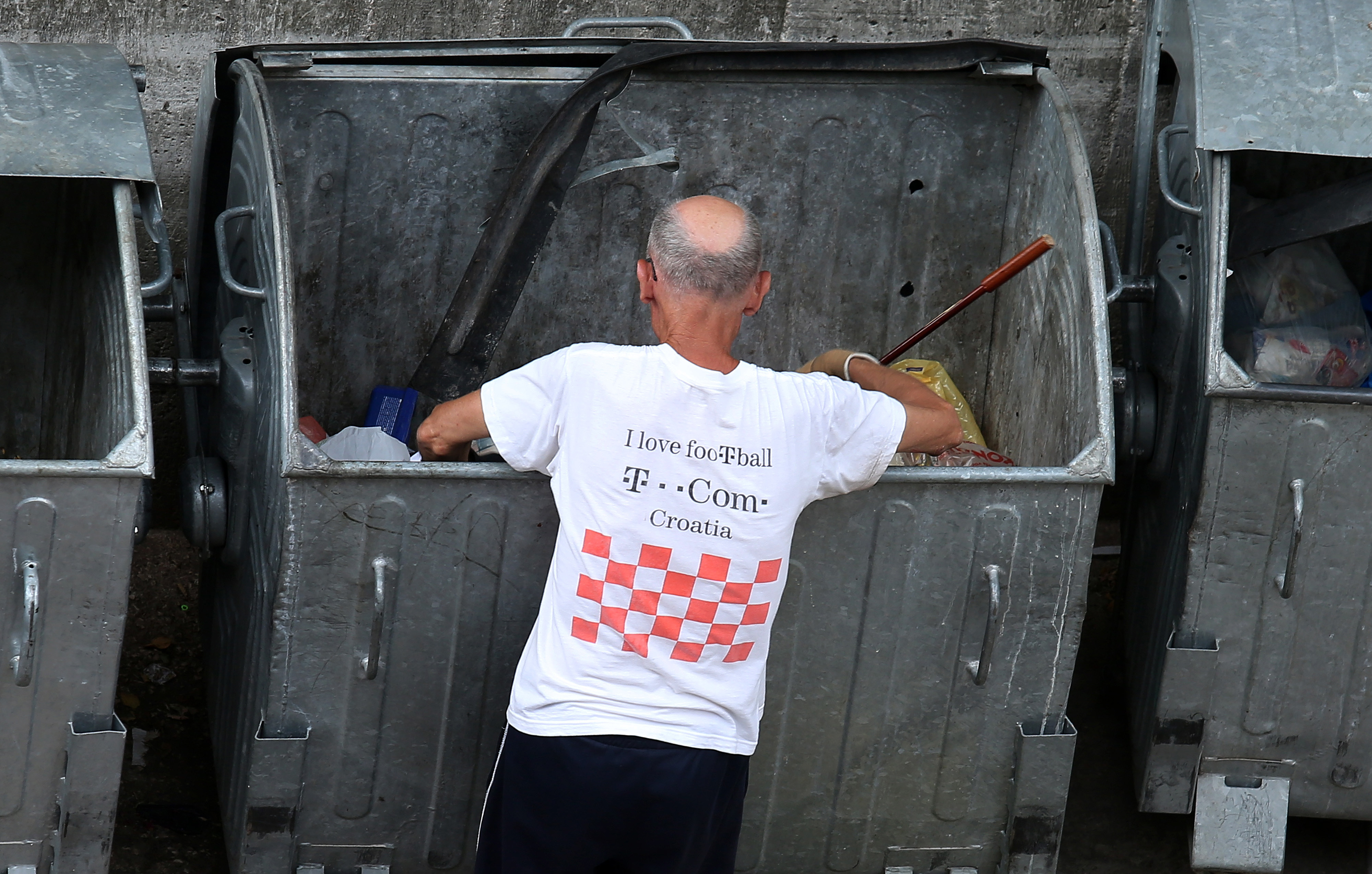 25.06.2016., Sibenik -rSiromastvo tjera ljude da kopaju po kontejneru trazeci pet ambalazu kako bi se prehranili.rPhoto: Dusko Jaramaz/PIXSELL