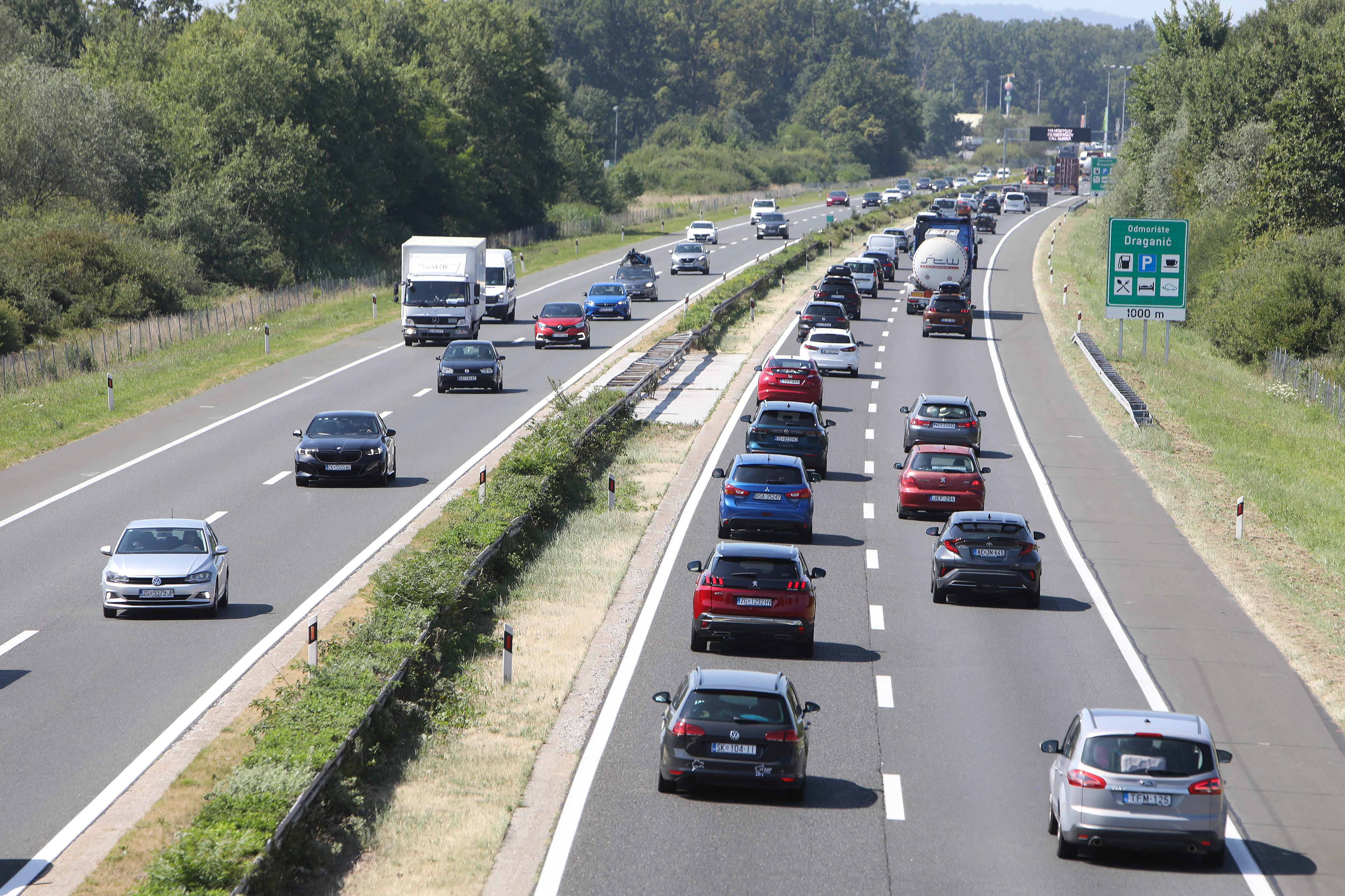 21.07.2025., Karlovac - Gust promet u oba smijera na autocesti A1 izmedu Zagreba i Karlovca kod odmorista Draganic. Photo: Kristina Stedul Fabac/PIXSELL
