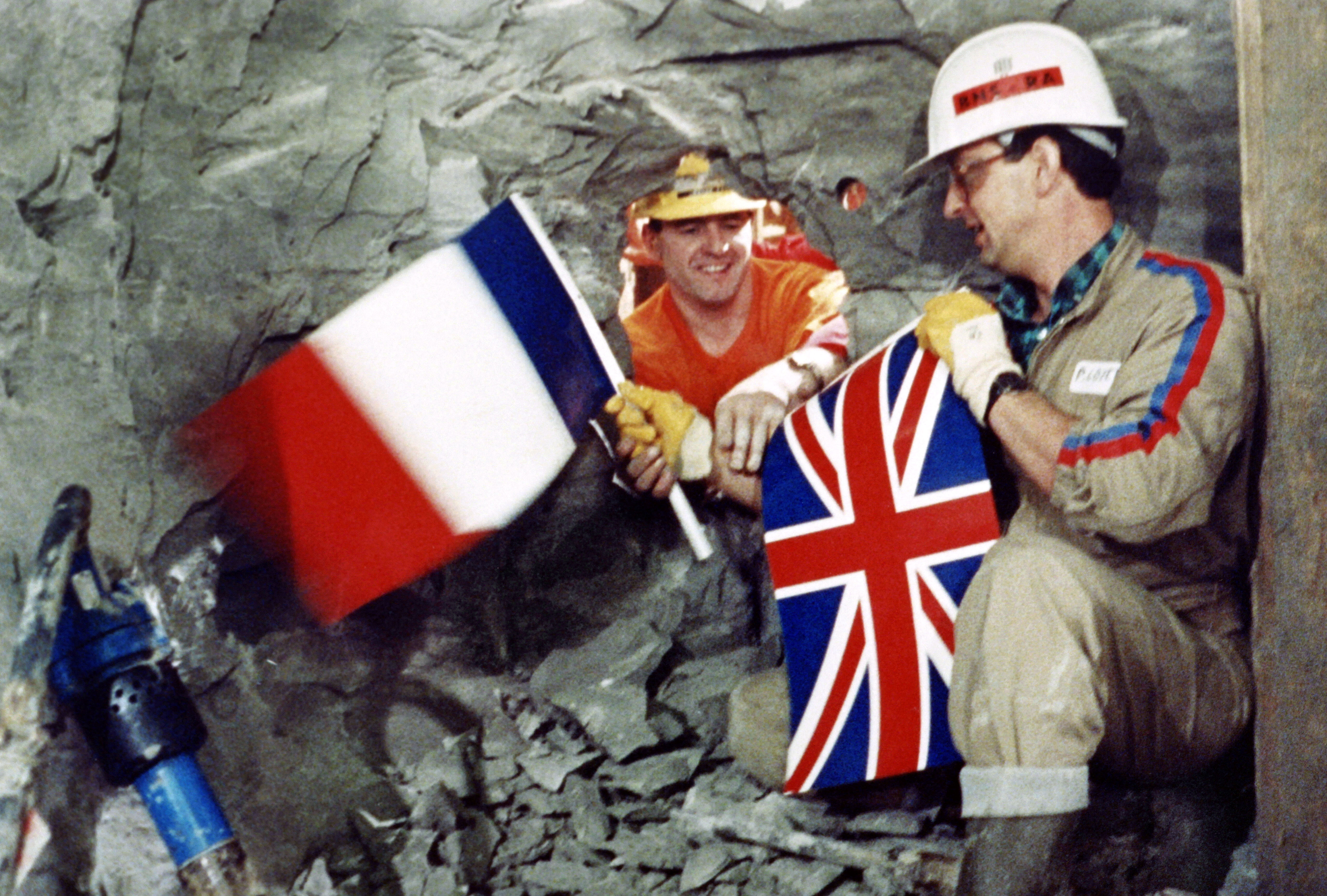 Tunnel workers Philippe Cozette from France (R) and Graham Fagg from England. (Photo by Press Association / AFP) / United Kingdom OUT