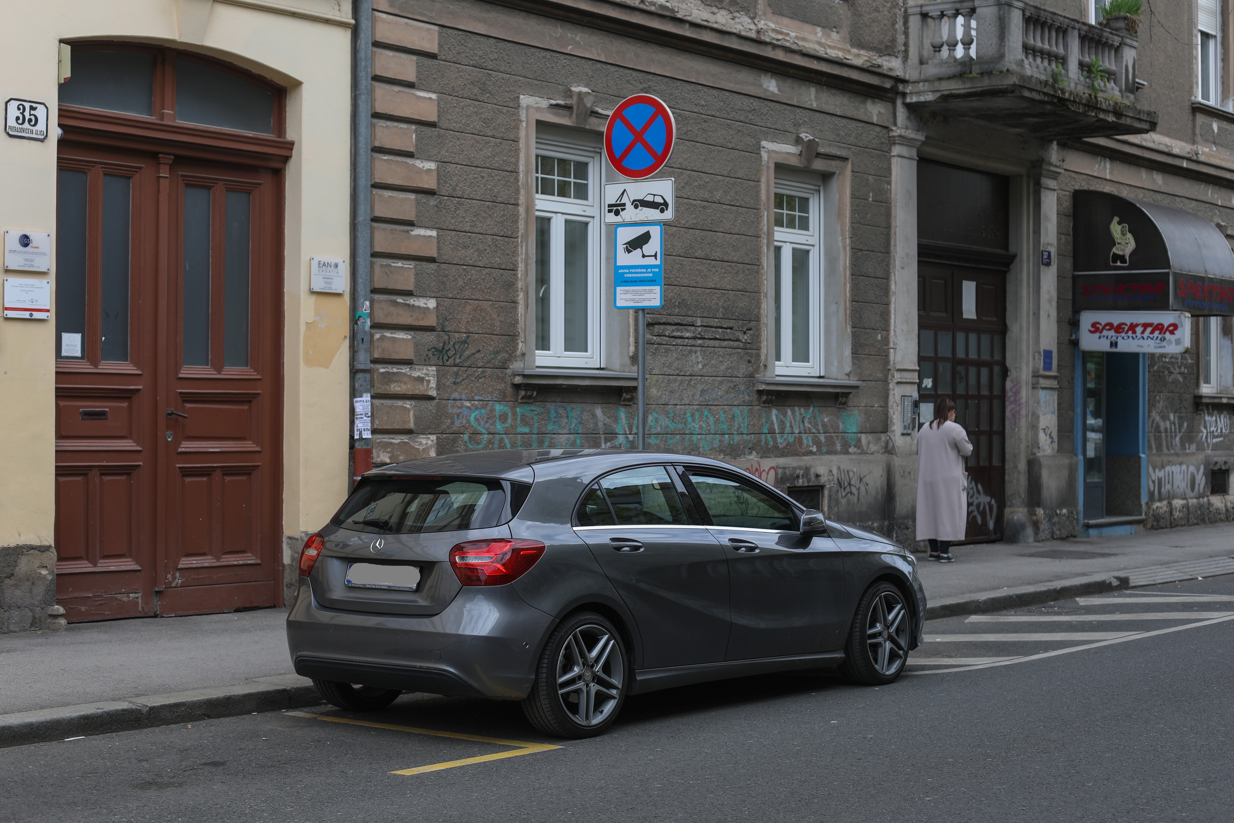 28.04.2025., Zagreb - vise nepropisno parkiranih vozila. Preradovićeva ulica Photo: Neva Zganec/PIXSELL